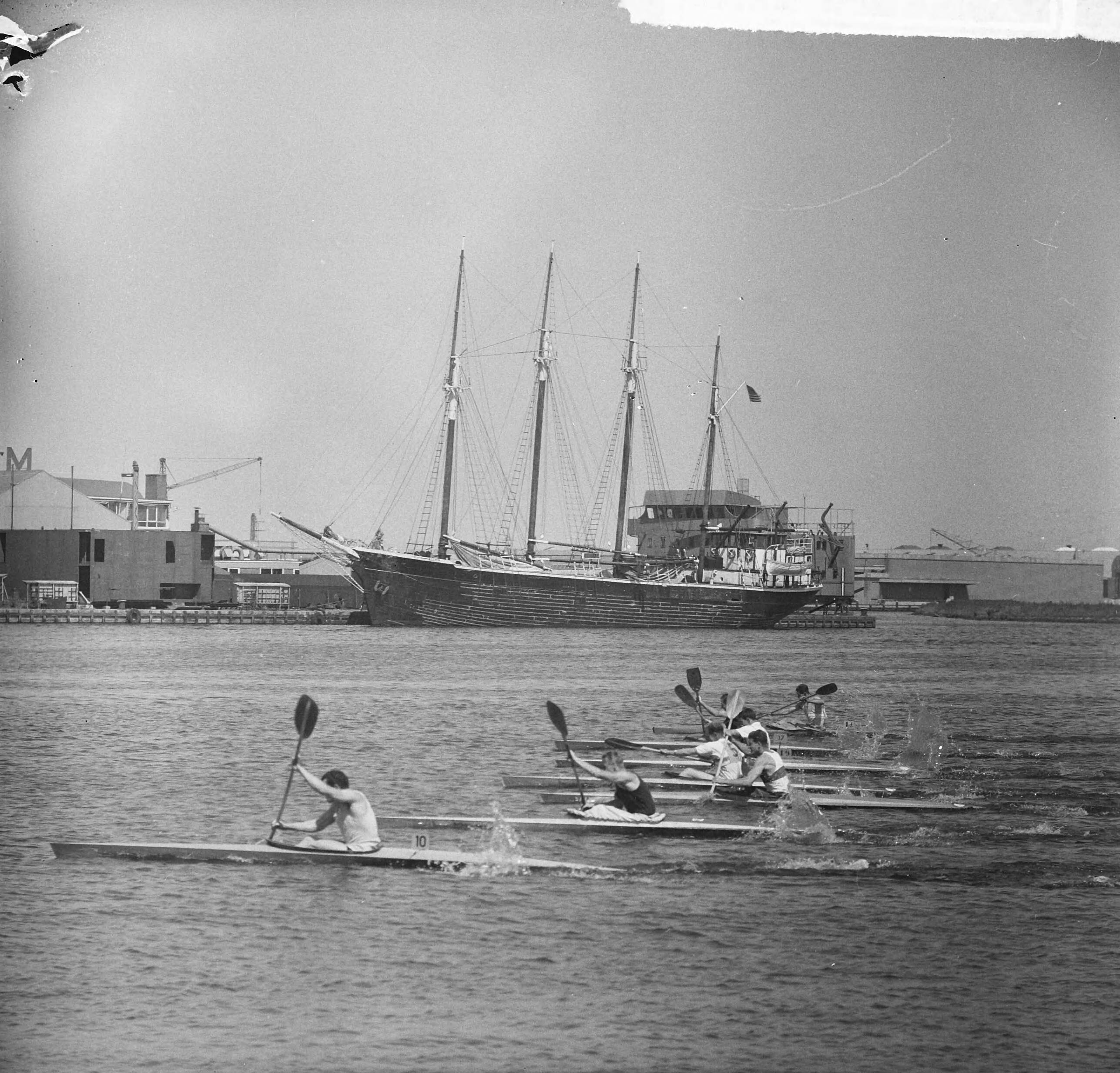 Fotocollectie Anefo — Zaanregatta 1965, de finale Heren K-1 1000 meter, strijd na de start — Foto: Nijs, Jac. de / Anefo. Licentie: Set B: Rechtenvrij / Publiek Domein. Bron: Nationaal Archief. http://hdl.handle.net/10648/aaae6dcc-d0b4-102d-bcf8-003048976d84