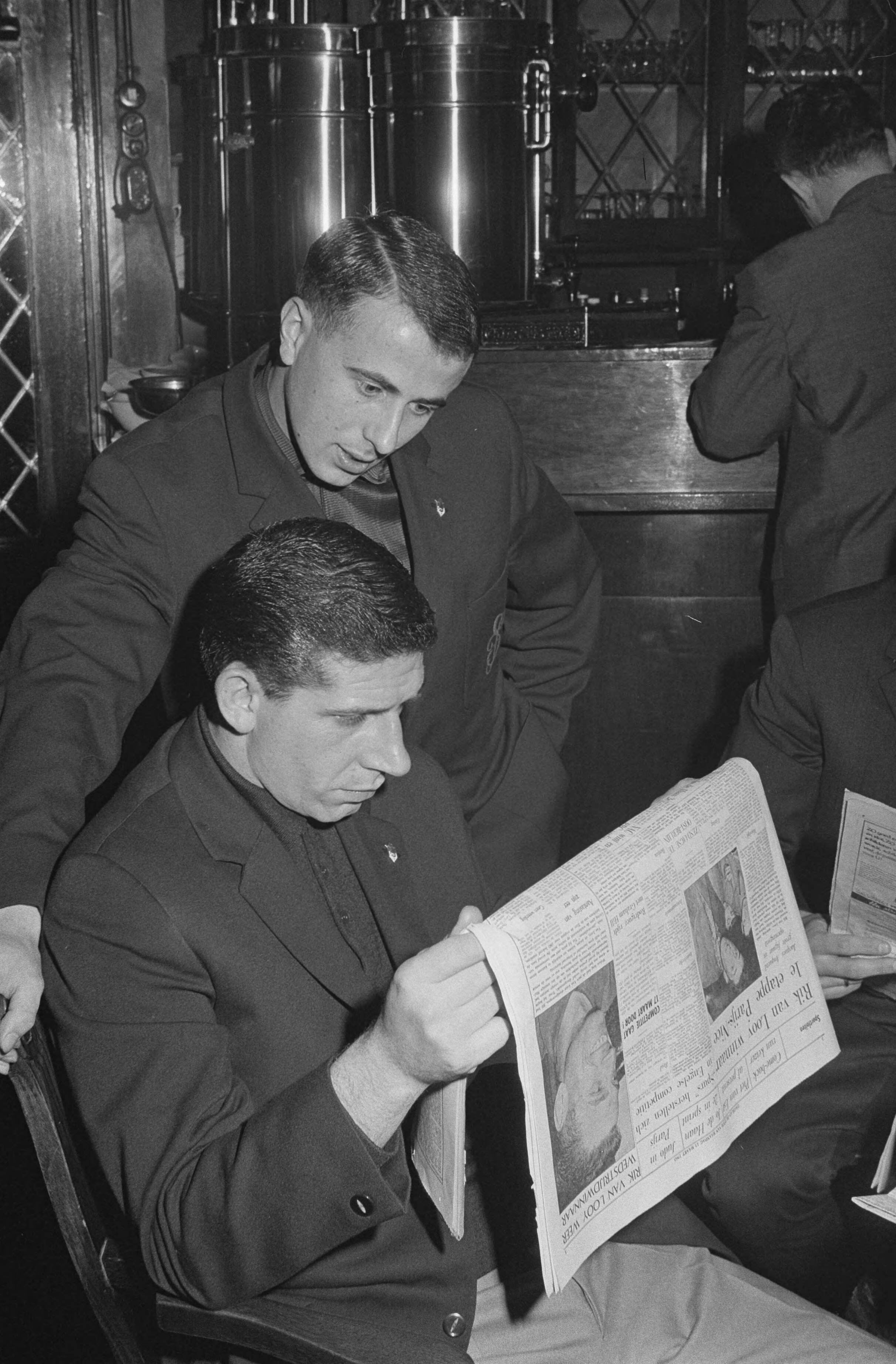 Fotocollectie Anefo — Feijenoord in trainingskamp te Breda. De spelers lezen de krant. Cor van der Gijp en de meelezende Henk Schouten — Foto: Koch, Eric / Anefo. Licentie: Set B: Rechtenvrij / Publiek Domein. Bron: Nationaal Archief. http://hdl.handle.net/10648/aa2d3f54-d0b4-102d-bcf8-003048976d84