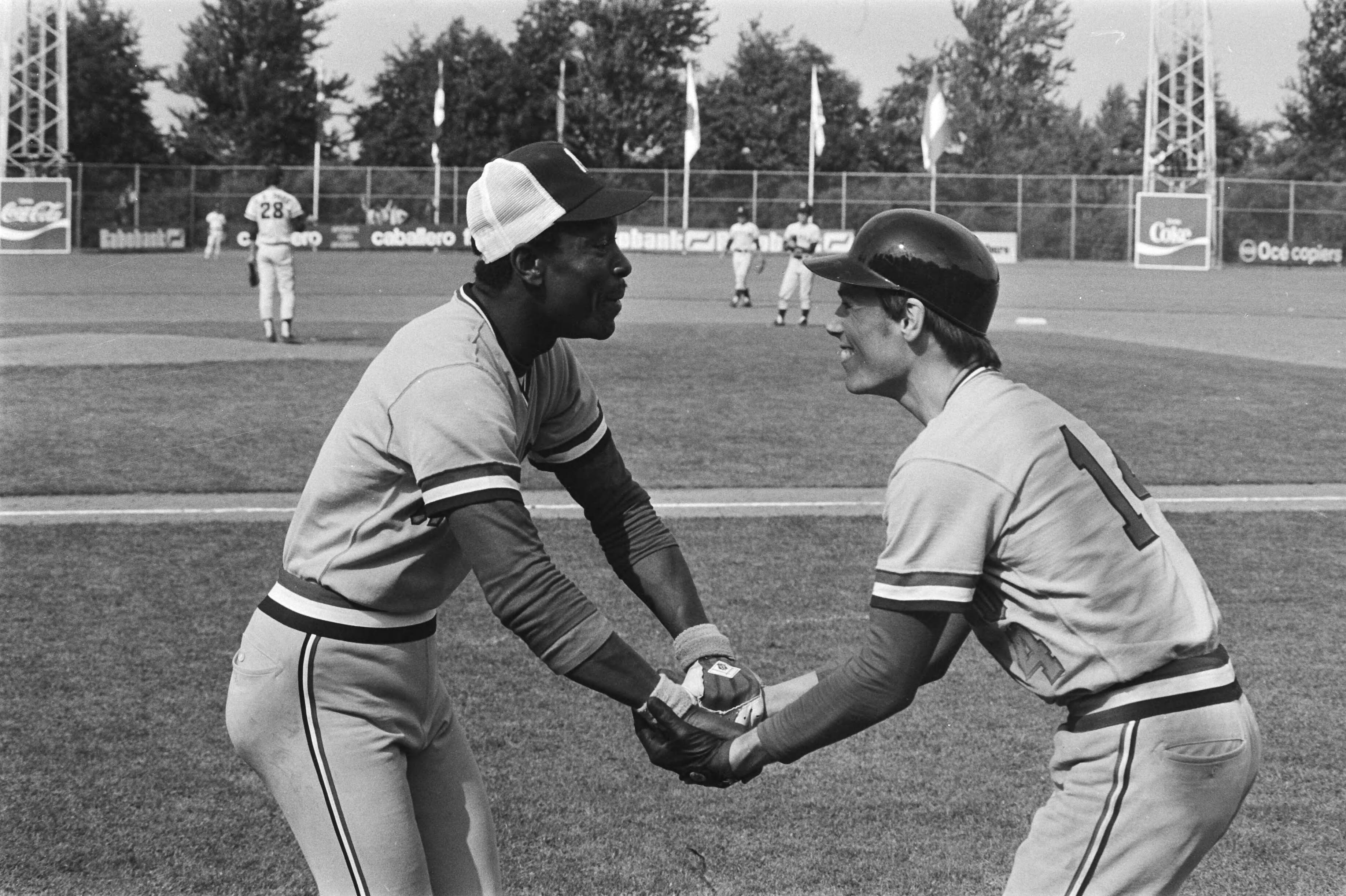 Fotocollectie Anefo — Haarlemse honkbalweek, Nederland tegen Korea; Ben Richardson (l) en Charles Urbanus feliciteren elkaar — Foto: Verhoeff, Bert / Anefo. Licentie: Set B: Rechtenvrij / Publiek Domein. Bron: Nationaal Archief. http://hdl.handle.net/10648/acba0c5c-d0b4-102d-bcf8-003048976d84