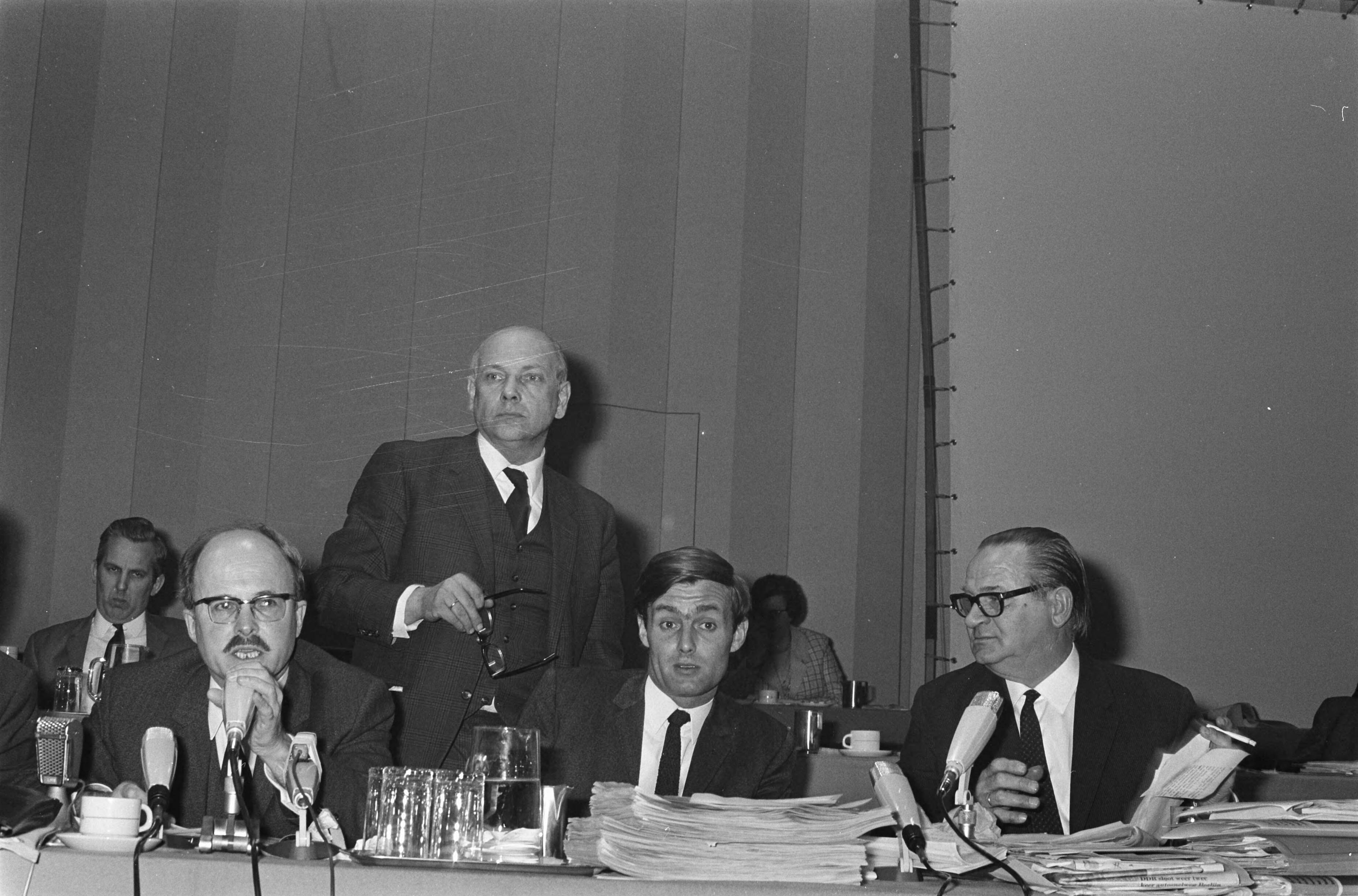Fotocollectie Anefo — Congres Partij van de Arbeid Nederlands Congresgebouw Den Haag Wijkstra, Den Uyl , P. Dankert , Ds. H.J. Diekerhof, 10 Ds. Diekerhof — Foto: Nijs, Jac. de / Anefo. Licentie: Set B: Rechtenvrij / Publiek Domein. Bron: Nationaal Archief. http://hdl.handle.net/10648/ab61a68a-d0b4-102d-bcf8-003048976d84