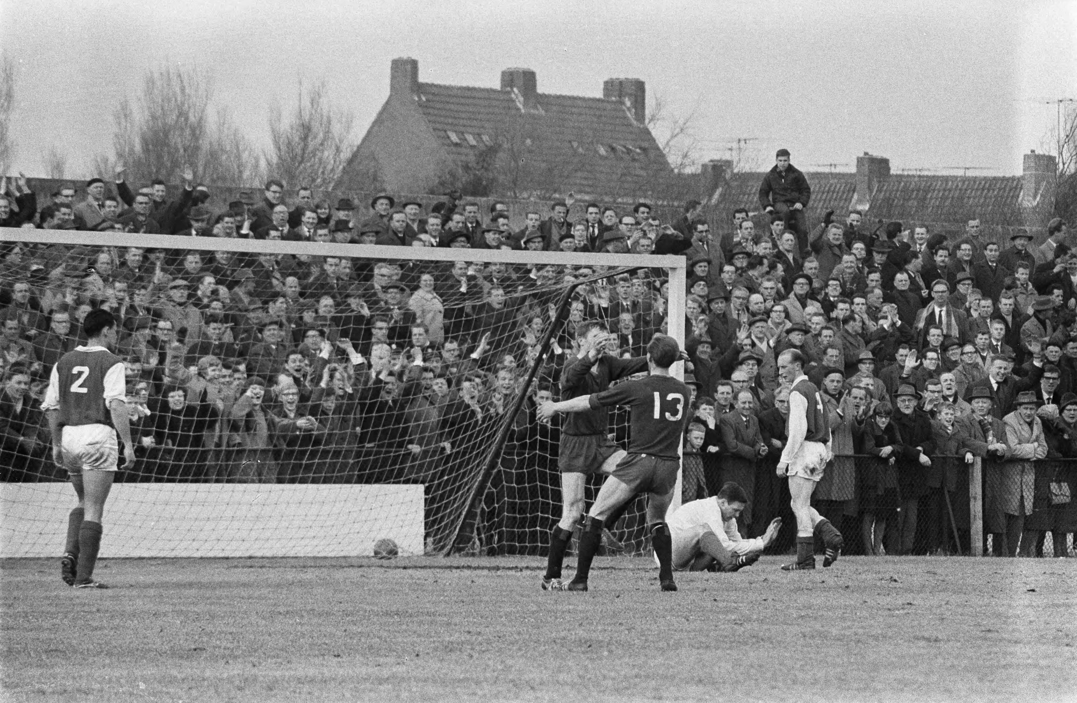 Fotocollectie Anefo — Voetbal. Haarlem tegen HVC 2-2. Jonker (Haarlem) maakt 2e doelpunt. op de grond keeper Heitman (HVC) — Foto: Gelderen, Hugo van / Anefo. Licentie: Set B: Rechtenvrij / Publiek Domein. Bron: Nationaal Archief. http://hdl.handle.net/10648/aa2e48c2-d0b4-102d-bcf8-003048976d84