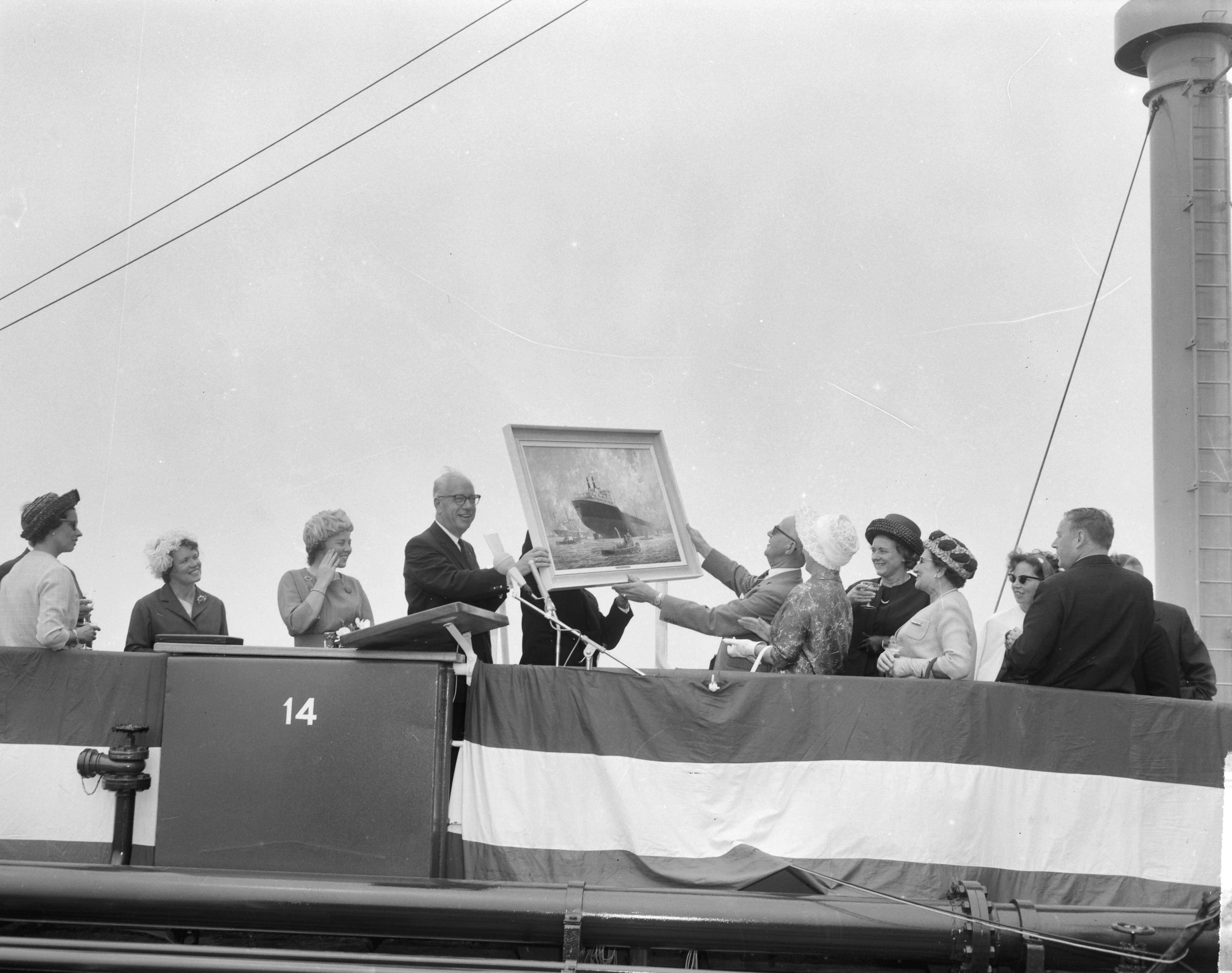Fotocollectie Anefo — Prinses Beatrix doopte de grootste tanker "Esso Den Haag" op de Noordzee. De aanwezigen bekijken een schilderij van de tanker. Links de president-directeur van Esso Nederland, C.R. Smit — Foto: Bilsen, Joop van / Anefo. Licentie: Set B: Rechtenvrij / Publiek Domein. Bron: Nationaal Archief. http://hdl.handle.net/10648/aa3dce64-d0b4-102d-bcf8-003048976d84
