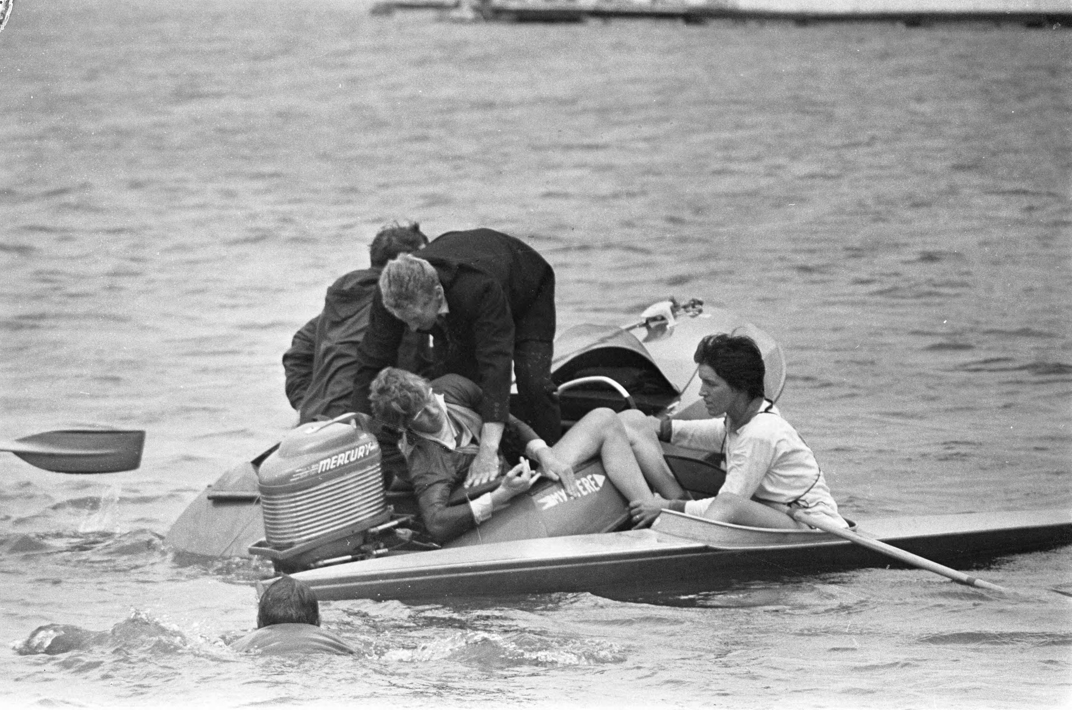 Fotocollectie Anefo — Kanowedstrijd in Wormer, Gerda Lagrand tijdens haar onfortuinlijke finish, zij wordt in boot gehesen — Foto: Gelderen, Hugo van / Anefo. Licentie: Set B: Rechtenvrij / Publiek Domein. Bron: Nationaal Archief. http://hdl.handle.net/10648/aa6fc608-d0b4-102d-bcf8-003048976d84