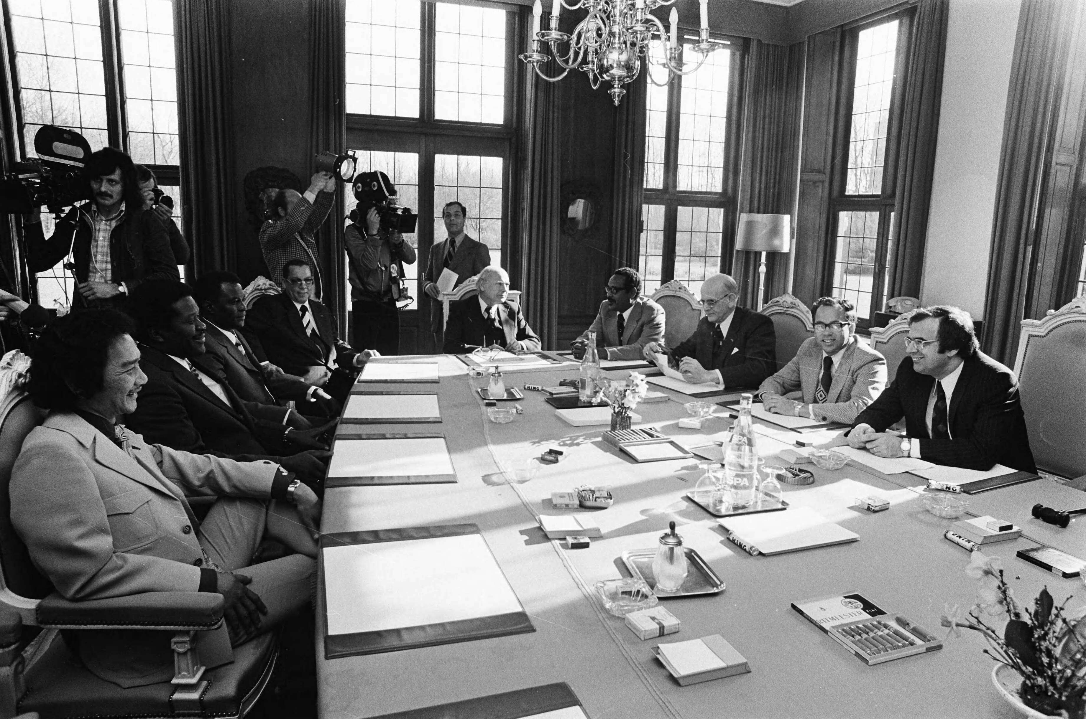 Fotocollectie Anefo — Regeringsconferentie Nederland, Suriname en Antillen in Catshuis, Den Haag ; v.l.n.r. Soemita, Cambridge, Hoost, Evertsz, Den Uyl , Arron, De Gaay Fortman , — Foto: Mieremet, Rob / Anefo. Licentie: Set B: Rechtenvrij / Publiek Domein. Bron: Nationaal Archief. http://hdl.handle.net/10648/ac63bee2-d0b4-102d-bcf8-003048976d84
