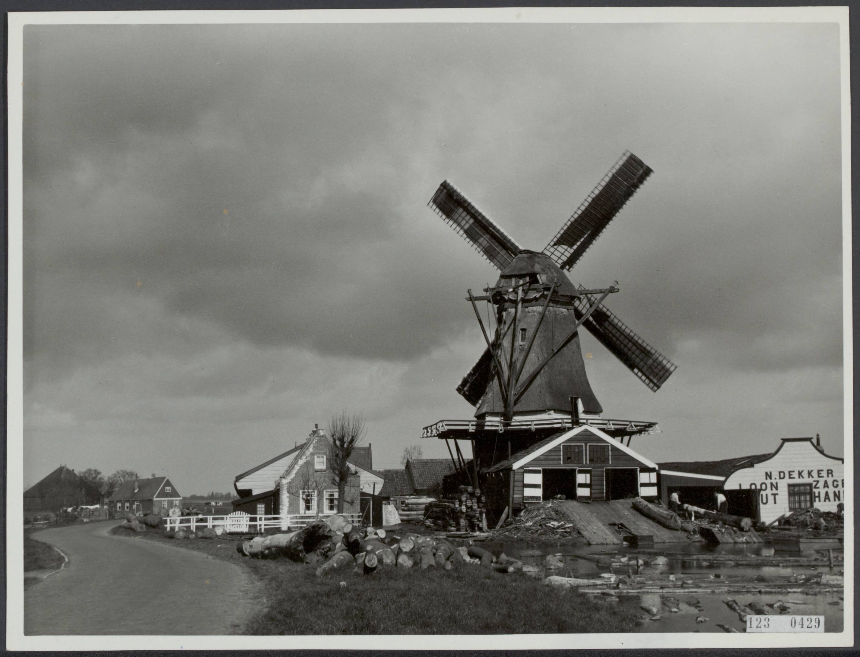 Fotocollectie Rijksvoorlichtingsdienst Eigen — Houtzaagmolen te Monnickendam. [molen "De Vriendschap"] — Foto: Last, A.P.H.. Licentie: Set B: Rechtenvrij / Publiek Domein. Bron: Nationaal Archief. http://hdl.handle.net/10648/af2de328-d0b4-102d-bcf8-003048976d84
