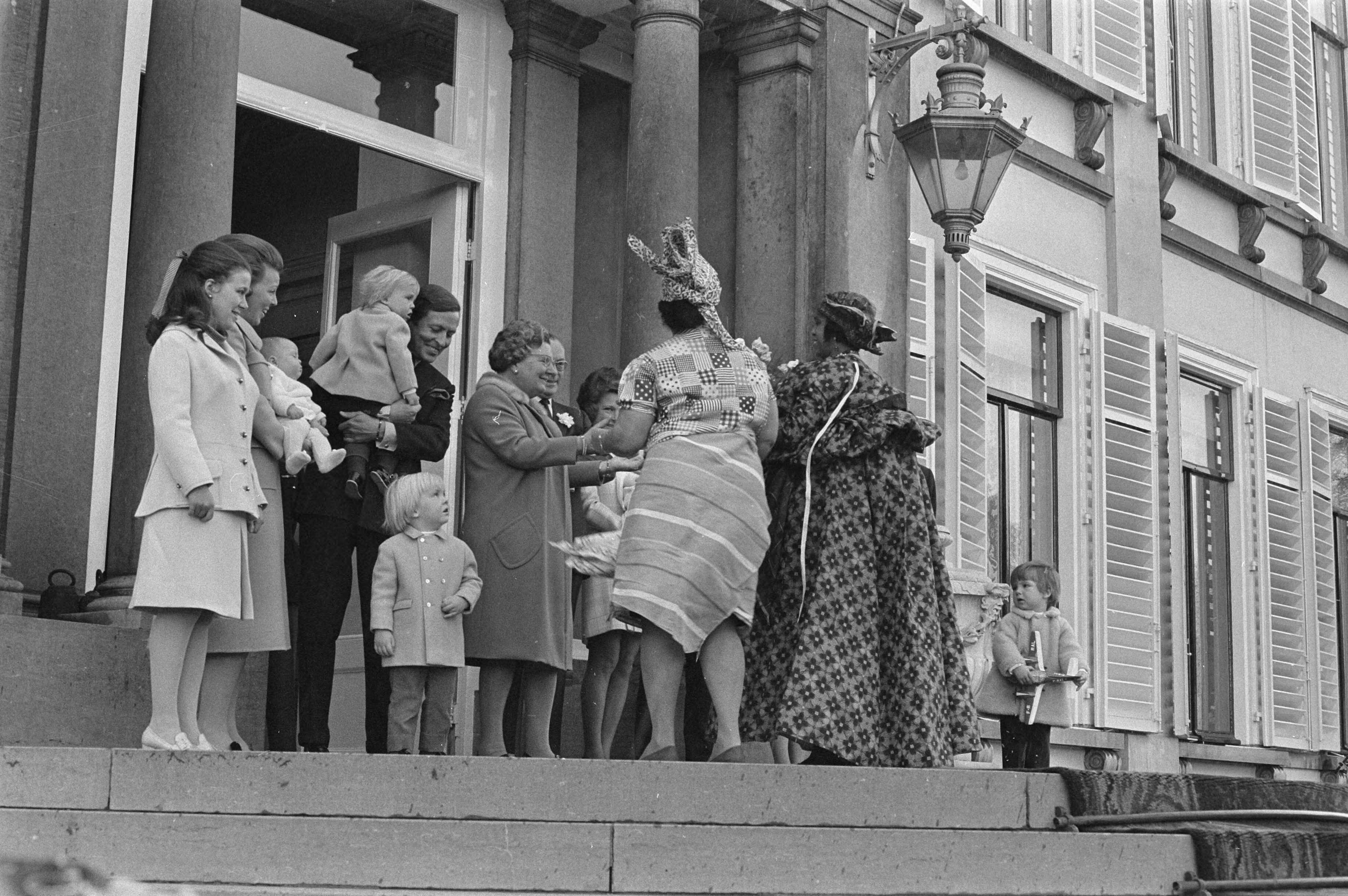 Fotocollectie Anefo — Koninginnedag, defile Soestdijk, Koninklijke familie — Foto: Koch, Eric / Anefo. Licentie: Set B: Rechtenvrij / Publiek Domein. Bron: Nationaal Archief. http://hdl.handle.net/10648/ab95cc9e-d0b4-102d-bcf8-003048976d84