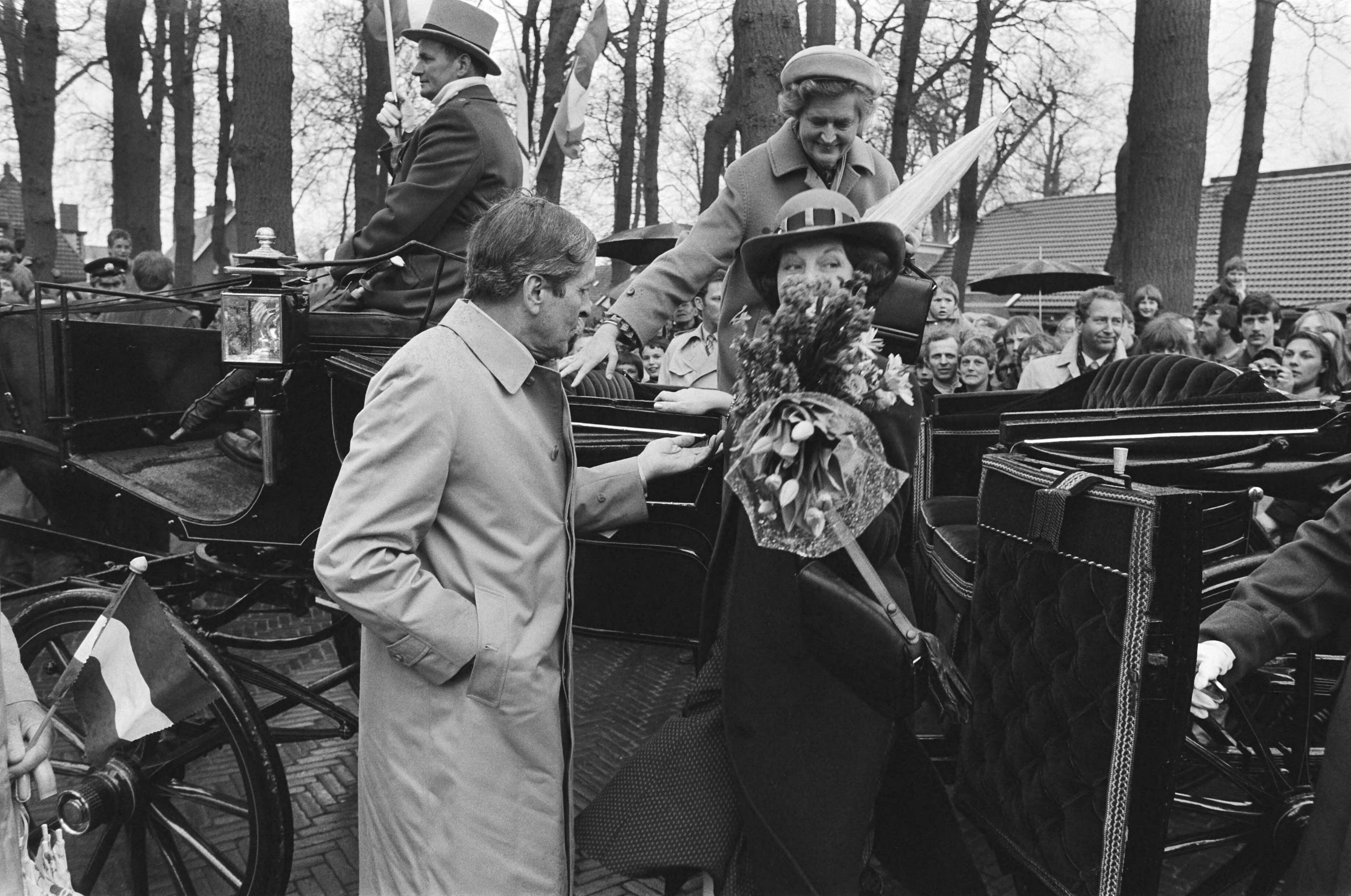 Fotocollectie Anefo — Koninginnedag, koninklijke familie in Zuidlaren. Claus helpt Beatrix uit de koets — Foto: Bogaerts, Rob / Anefo. Licentie: Set B: Rechtenvrij / Publiek Domein. Bron: Nationaal Archief. http://hdl.handle.net/10648/ad16633a-d0b4-102d-bcf8-003048976d84