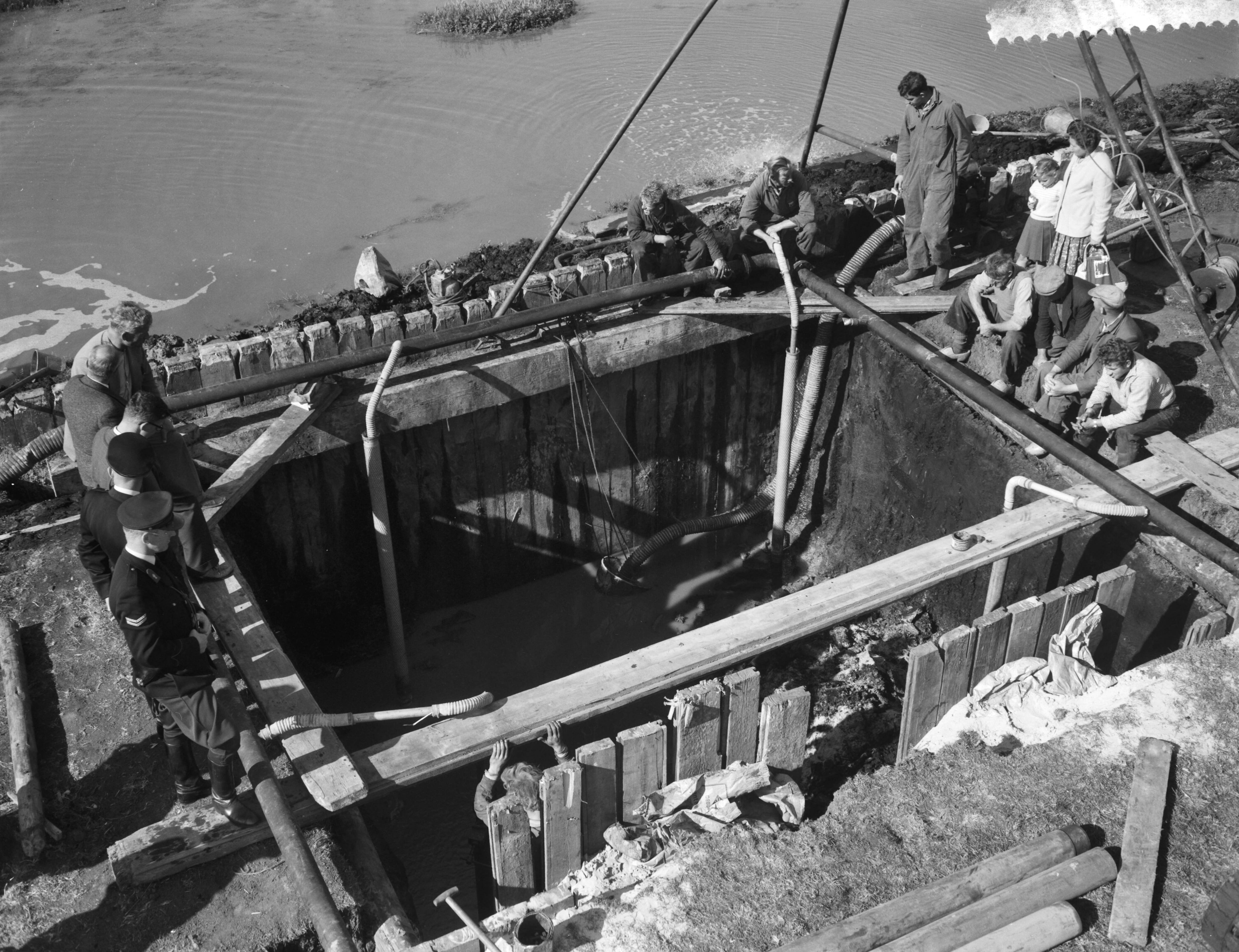 Fotocollectie Anefo — Werkzaamheden aan het gat in Wormer — Foto: Rossem, Wim van / Anefo. Licentie: Set B: Rechtenvrij / Publiek Domein. Bron: Nationaal Archief. http://hdl.handle.net/10648/a99ed124-d0b4-102d-bcf8-003048976d84