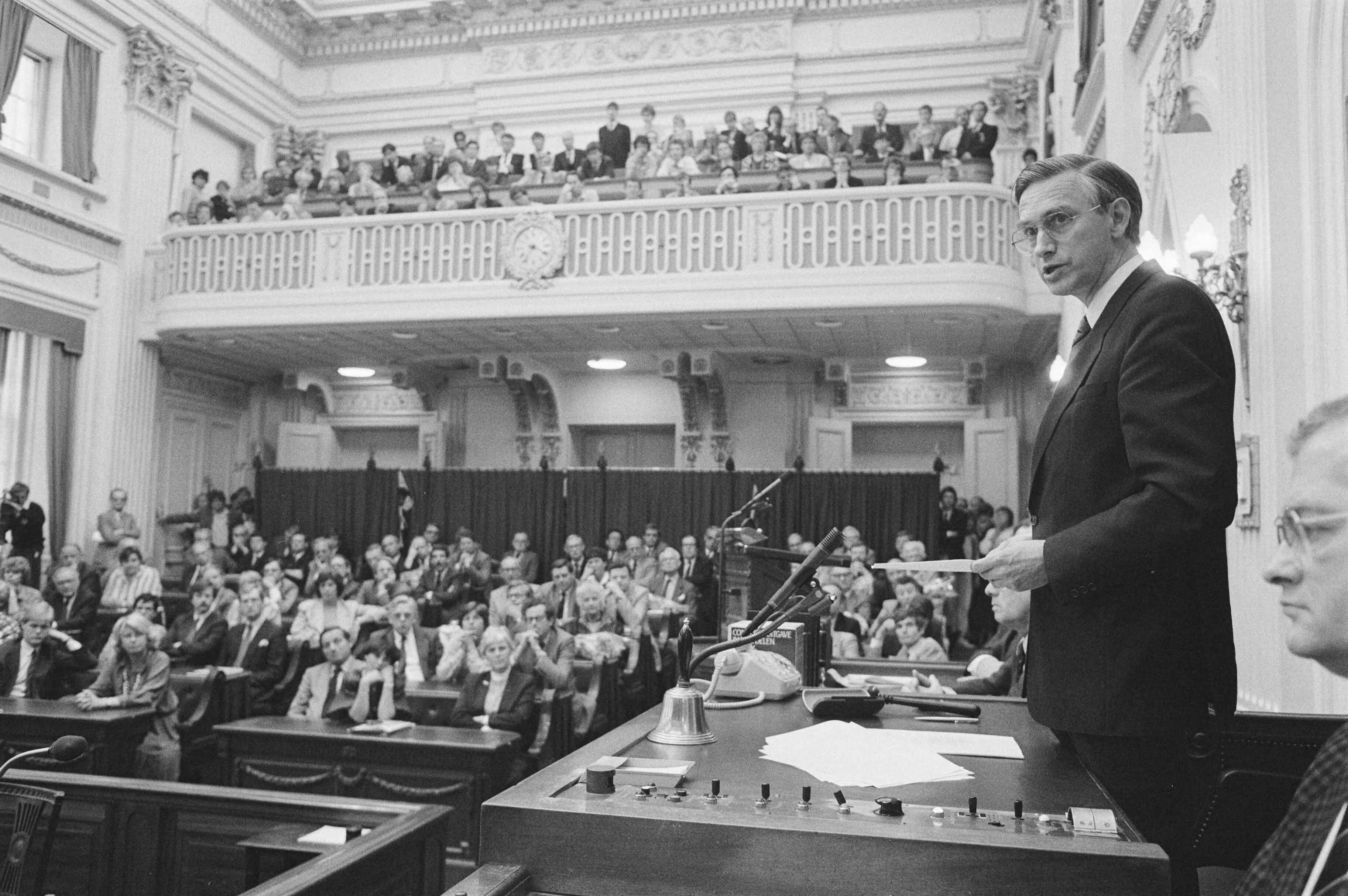 Fotocollectie Anefo — Afscheid vertrekkende Tweede Kamerleden in Den Haag ; kamervoorzitter Dolman spreekt kamer toe — Foto: Croes, Rob C. / Anefo. Licentie: Set B: Rechtenvrij / Publiek Domein. Bron: Nationaal Archief. http://hdl.handle.net/10648/ad53e412-d0b4-102d-bcf8-003048976d84