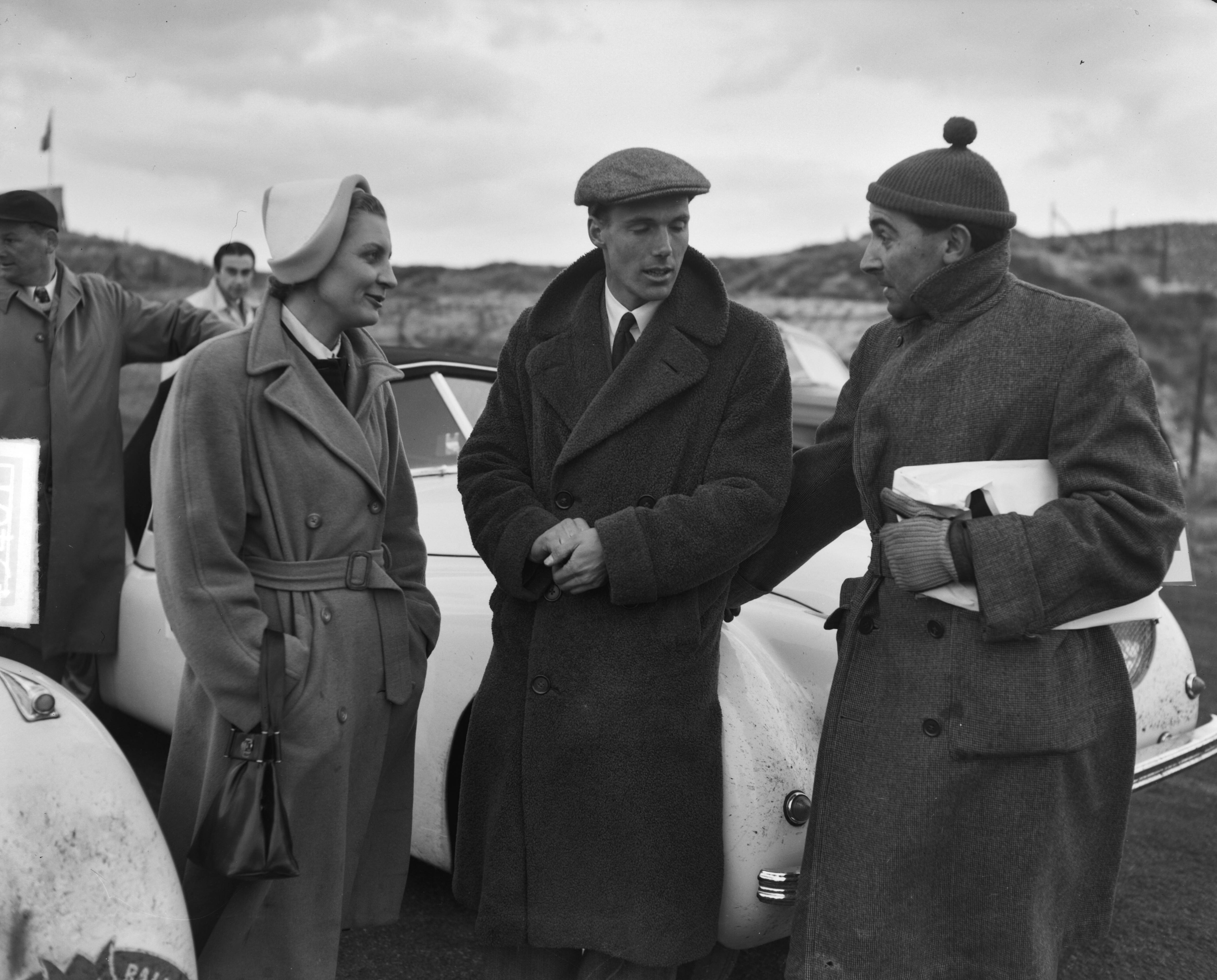 Tulpen Rallye 1951 — Ian en Pat Appleyard. Winnaars Klasse I (1500cc en hoger) van de 3e Tulpen-Rallye. Rechts Ken Wharton — Foto: Pot, Harry / Anefo. Licentie: Set B: Rechtenvrij / Publiek Domein. Bron: Nationaal Archief. http://hdl.handle.net/10648/a8e941e2-d0b4-102d-bcf8-003048976d84