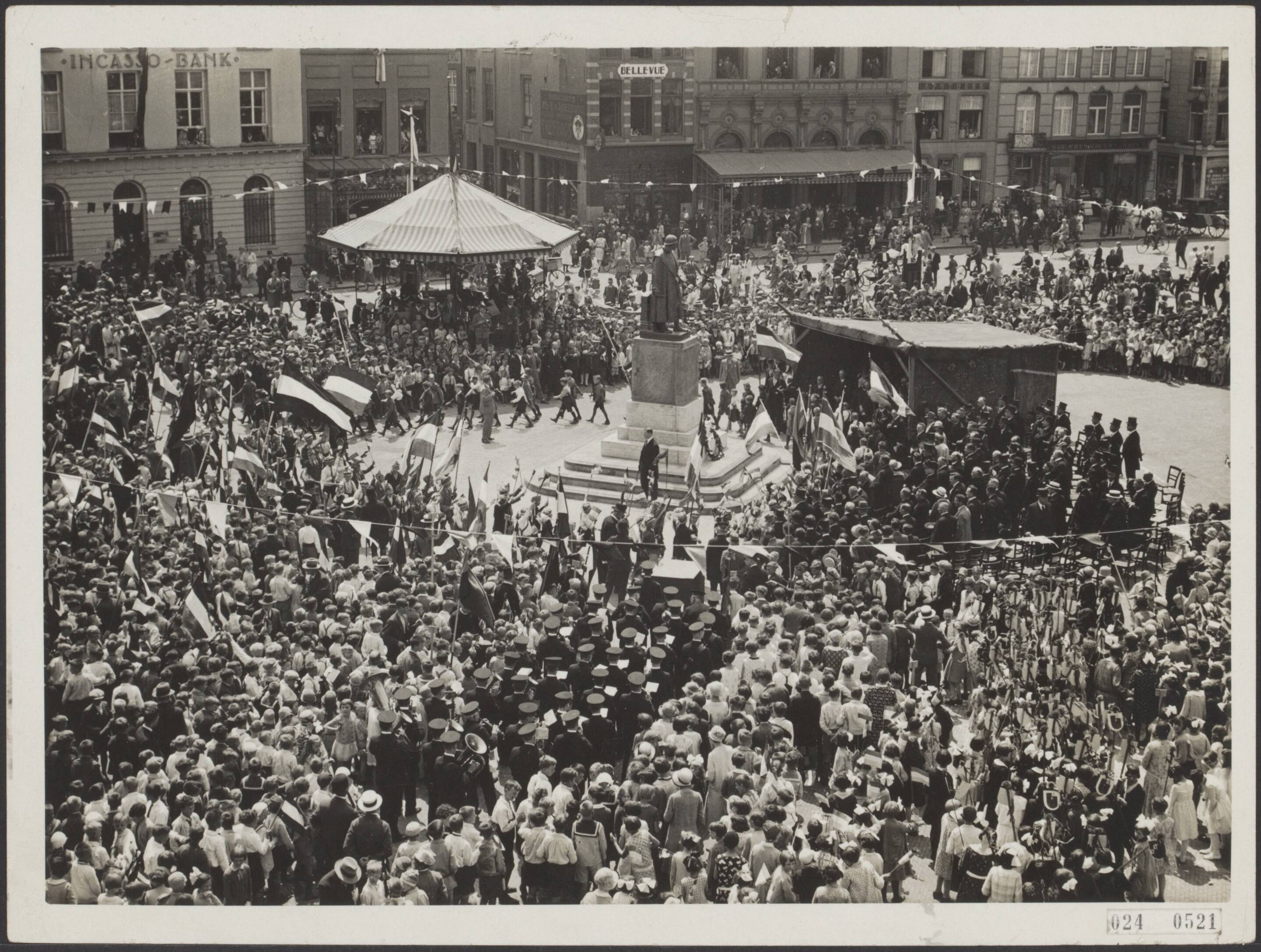 Fotocollectie Elsevier Binnenland — Onthulling van het standbeeld van Jeroen Bosch te 's-Hertogenbosch. Rondgang van de schoolkinderen na de onthulling — Foto: N.V. Polygoon. Licentie: Set B: Rechtenvrij / Publiek Domein. Bron: Nationaal Archief. http://hdl.handle.net/10648/add7b9ea-d0b4-102d-bcf8-003048976d84