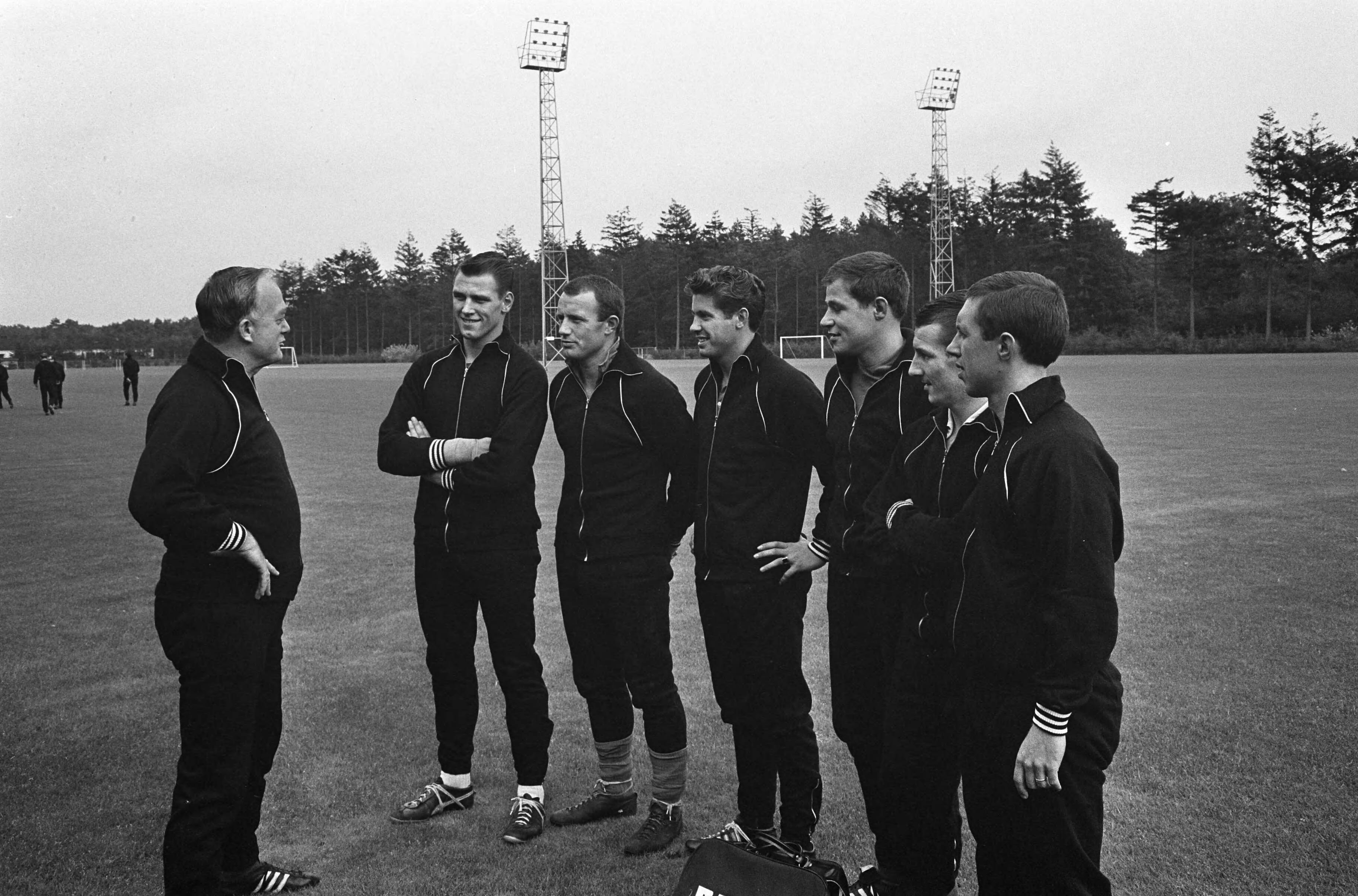 Fotocollectie Anefo — Training Nederlands elftal te Zeist, bondscoach Denis Neville met de nieuw uitgenodigde spelers v.l.n.r. Tonny van Leeuwen (GVAV), Ad Verhoeven (Sparta), HennievVan Nee (Heracles), Rinus Israël (DWS), Harry Heijnen (ADO) en Dick Hollander (DWS) — Foto: Pot, Harry / Anefo. Licentie: Set B: Rechtenvrij / Publiek Domein. Bron: Nationaal Archief. http://hdl.handle.net/10648/aa7a0d20-d0b4-102d-bcf8-003048976d84