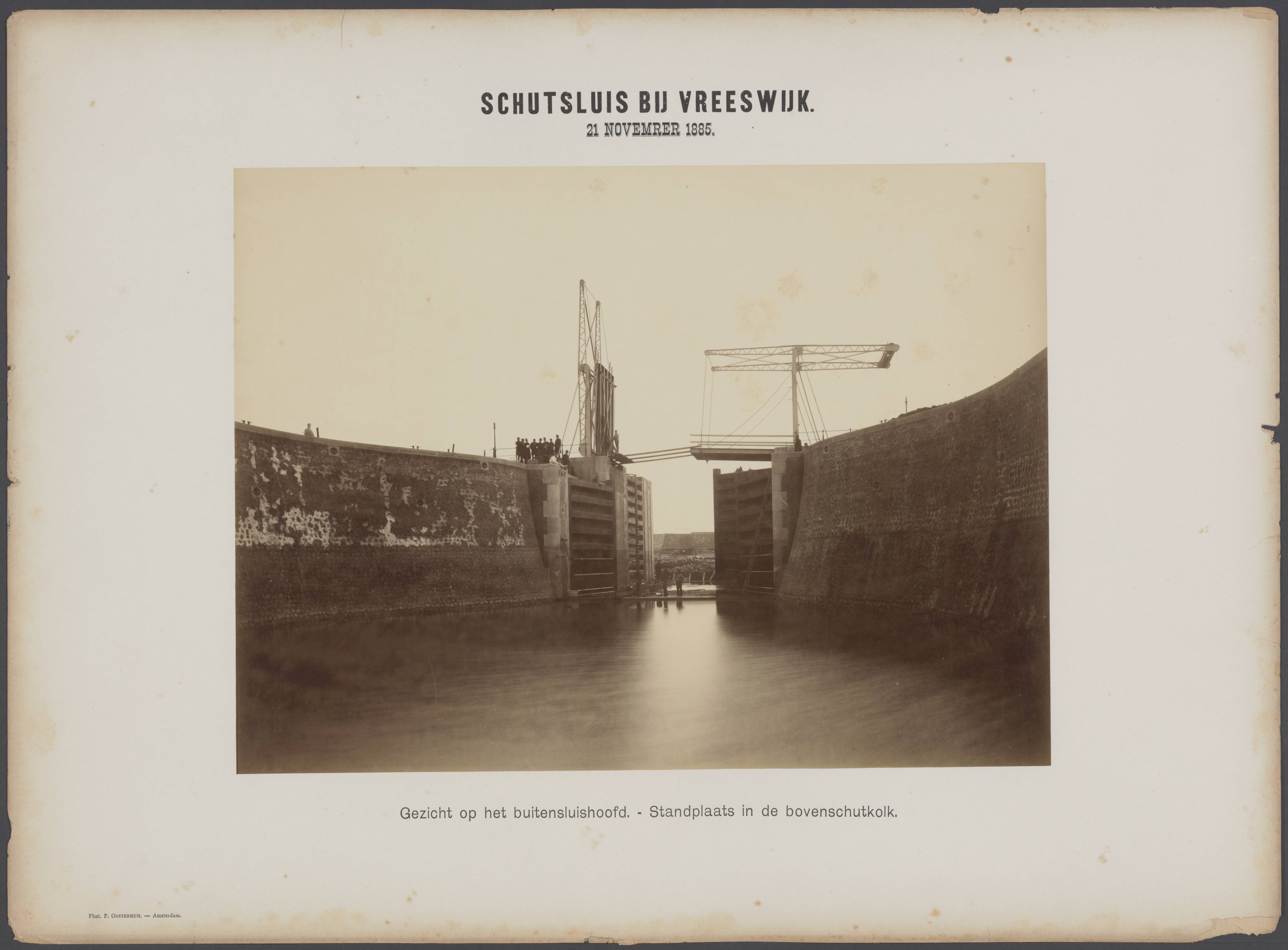 Merwedekanaal ten zuiden van Utrecht — Bouw van een schutsluis bij Vreeswijk. Gezicht op het buitensluishoofd. Standplaats in de bovenschutkolk — Foto: Oosterhuis, Pieter. Licentie: Set B: Rechtenvrij / Publiek Domein. Bron: Nationaal Archief. http://hdl.handle.net/10648/af0b73b0-d0b4-102d-bcf8-003048976d84