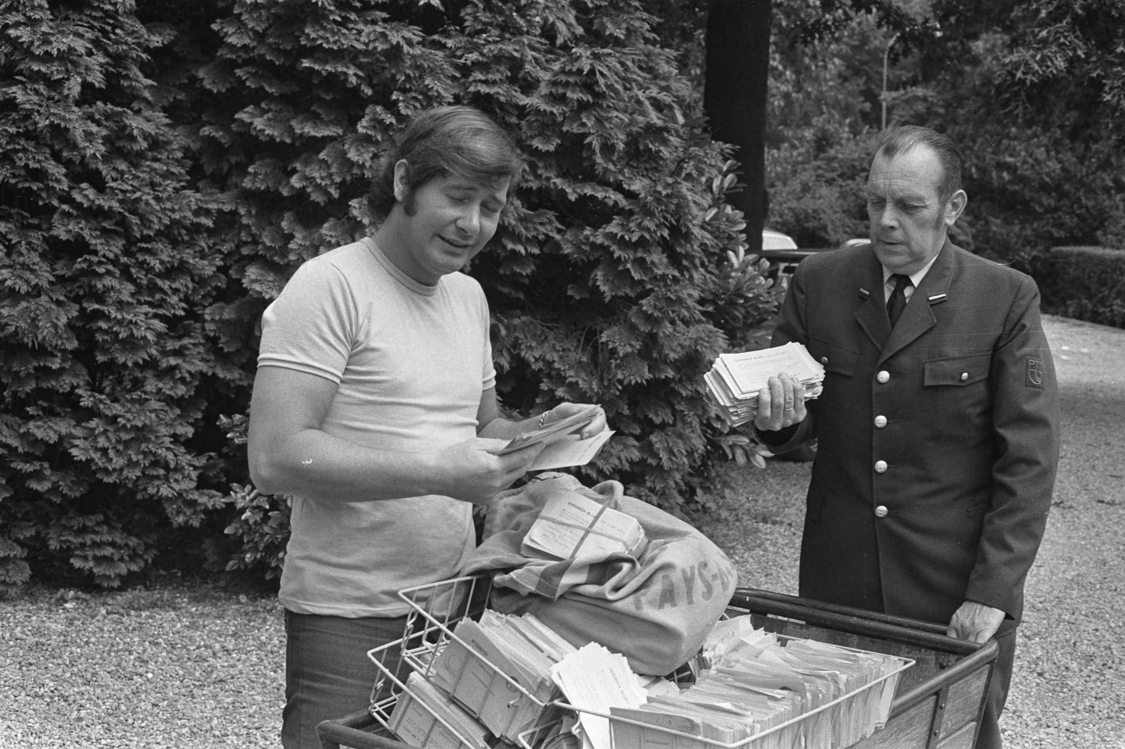 Fotocollectie Anefo — Radio Veronica ontvangt kaarten van actie Veronica moet blijven, bij studio Hilversum, discjockey Rob Out met post — Foto: Punt, W. / Anefo. Licentie: Set B: Rechtenvrij / Publiek Domein. Bron: Nationaal Archief. http://hdl.handle.net/10648/abc9803e-d0b4-102d-bcf8-003048976d84