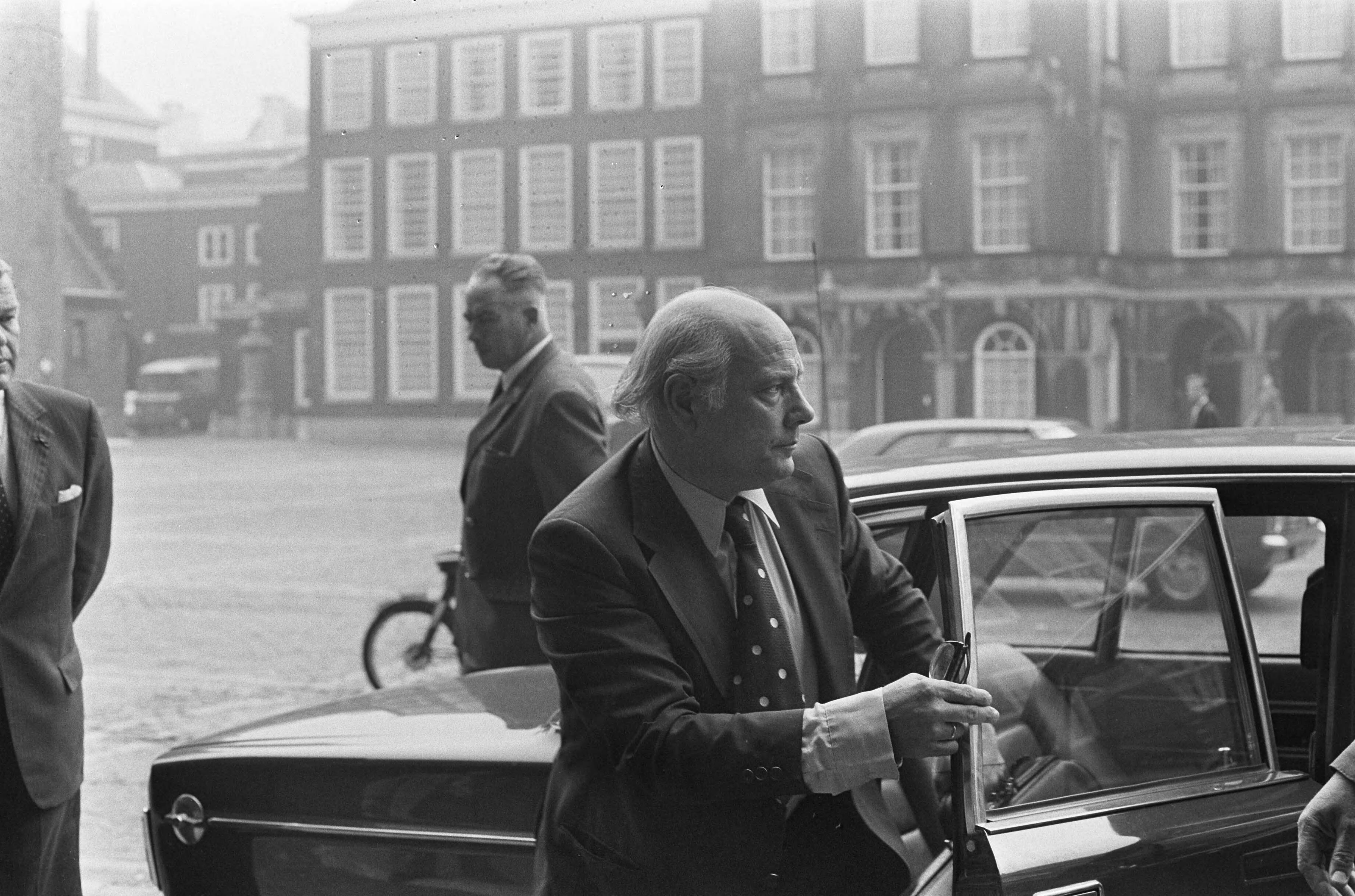 Fotocollectie Anefo — Gijzeling in Den Haag ; minister president Den Uyl op weg naar persconferentie in gebouw Eerste Kamer — Foto: Mieremet, Rob / Anefo. Licentie: Set B: Rechtenvrij / Publiek Domein. Bron: Nationaal Archief. http://hdl.handle.net/10648/ac55607c-d0b4-102d-bcf8-003048976d84