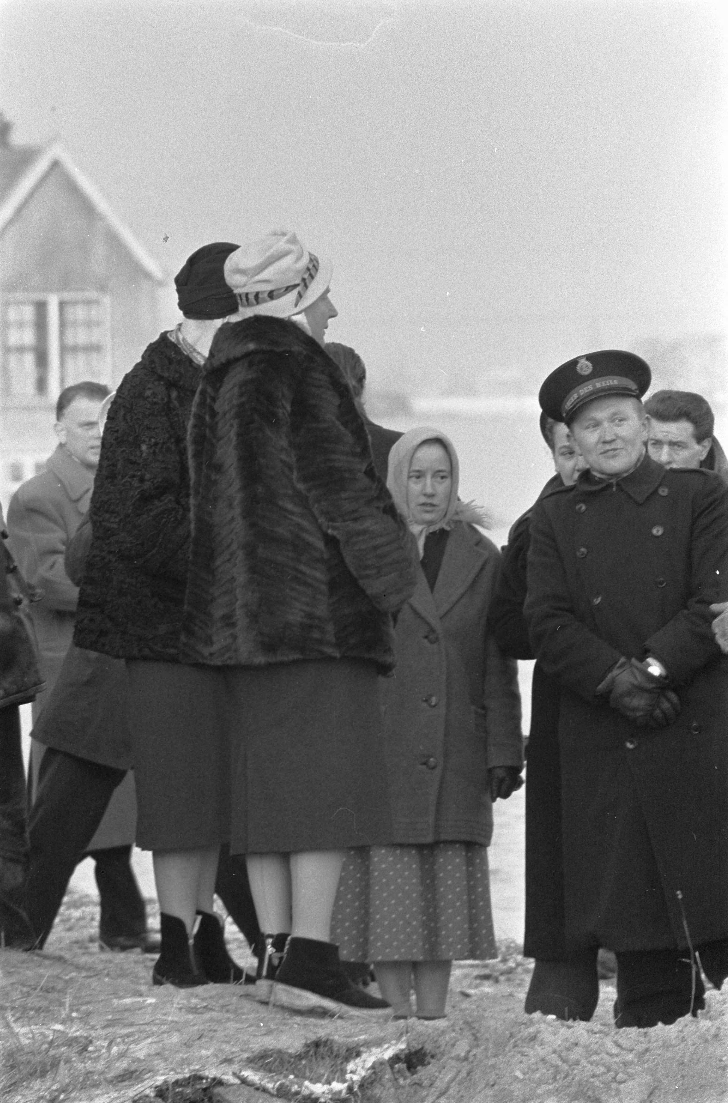 Ramp Tuindorp Oostzaan — Koningin Juliana bezoekt Tuindorp Oostzaan na de overstromingsramp — Foto: Pot, Harry / Anefo. Licentie: Set B: Rechtenvrij / Publiek Domein. Bron: Nationaal Archief. http://hdl.handle.net/10648/a9a5d596-d0b4-102d-bcf8-003048976d84