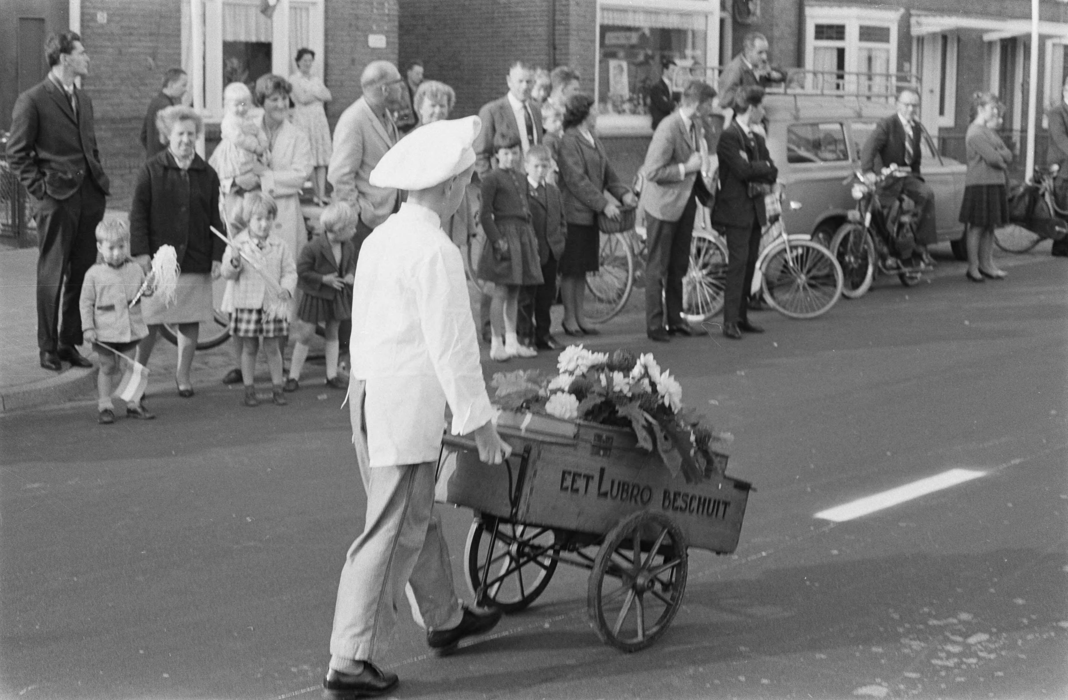 Fotocollectie Anefo — Hessenweg in De Bilt geopend door burgemeester K. Fabius. Een bakkertje met een handkar — Foto: Gelderen, Hugo van / Anefo. Licentie: Set B: Rechtenvrij / Publiek Domein. Bron: Nationaal Archief. http://hdl.handle.net/10648/aa1a407a-d0b4-102d-bcf8-003048976d84