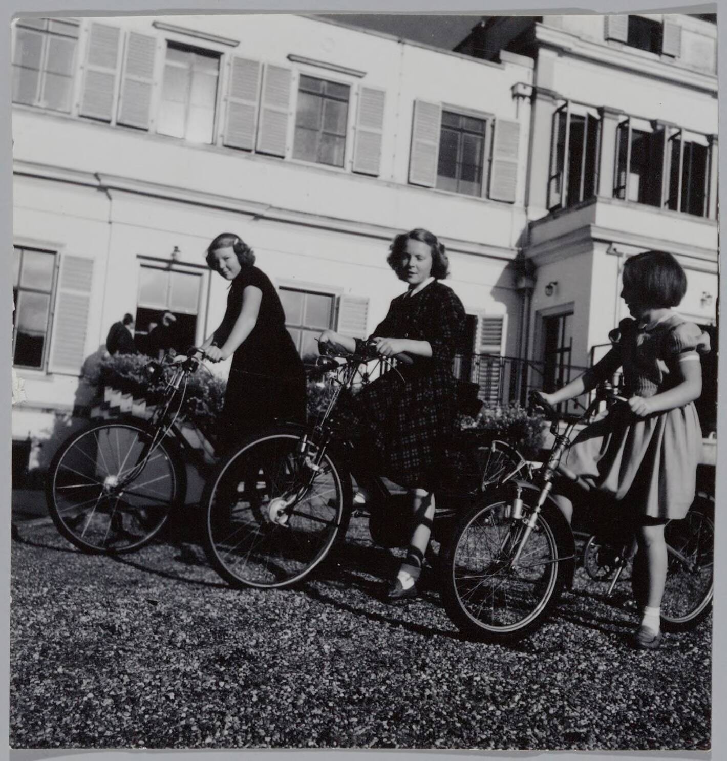 Fotocollectie RVD / Koninklijk Huis — De prinsessen Beatrix, Irene en Margriet op de fiets bij Paleis Soestdijk — Foto: Onbekend / RVD. Licentie: Set B: Rechtenvrij / Publiek Domein. Bron: Nationaal Archief. http://hdl.handle.net/10648/afb0561e-d0b4-102d-bcf8-003048976d84