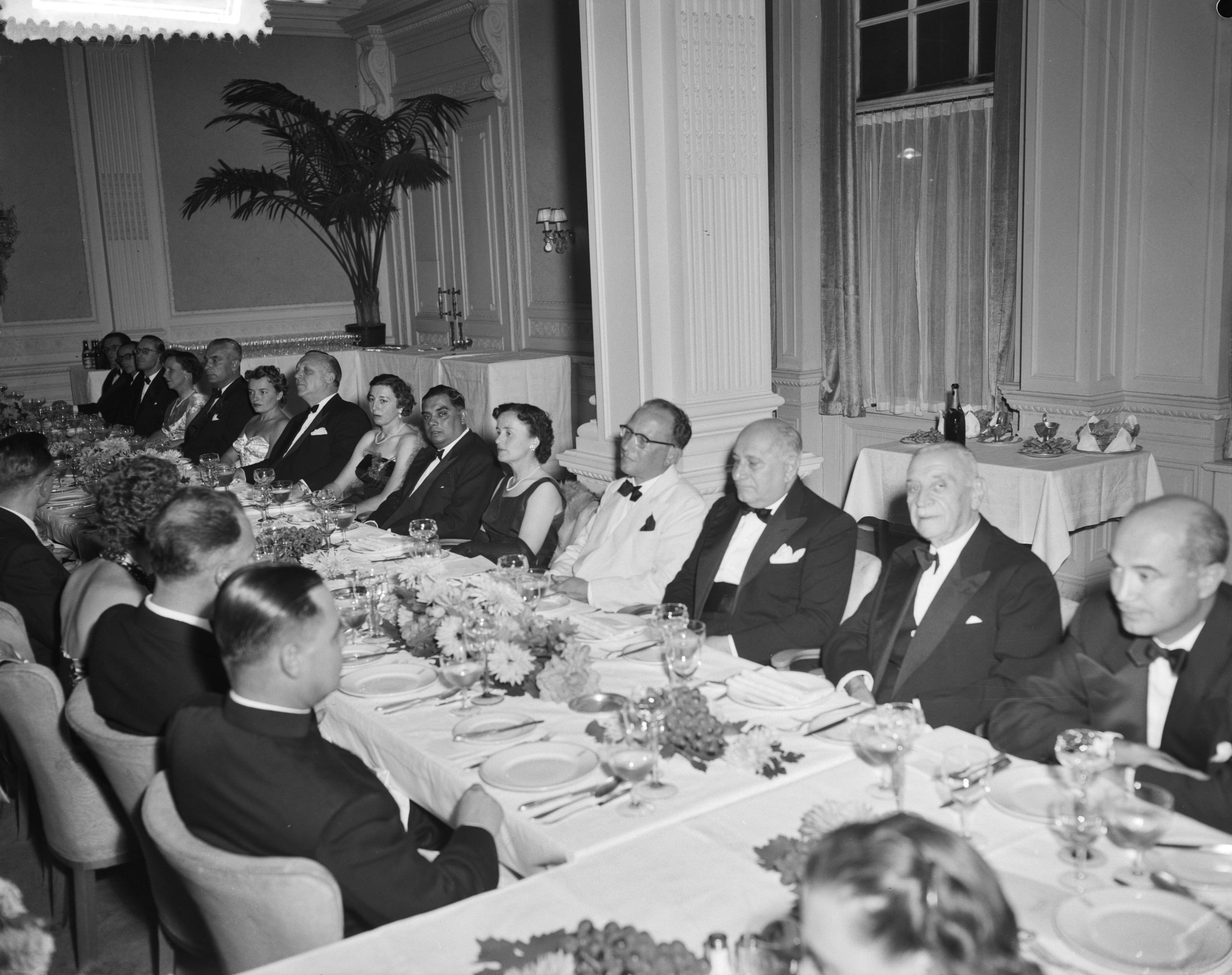 Fotocollectie Anefo — Assuradeuren Congres Den Haag , diner — Foto: Meijer, T.A. / Anefo. Licentie: Set B: Rechtenvrij / Publiek Domein. Bron: Nationaal Archief. http://hdl.handle.net/10648/a9293aa4-d0b4-102d-bcf8-003048976d84