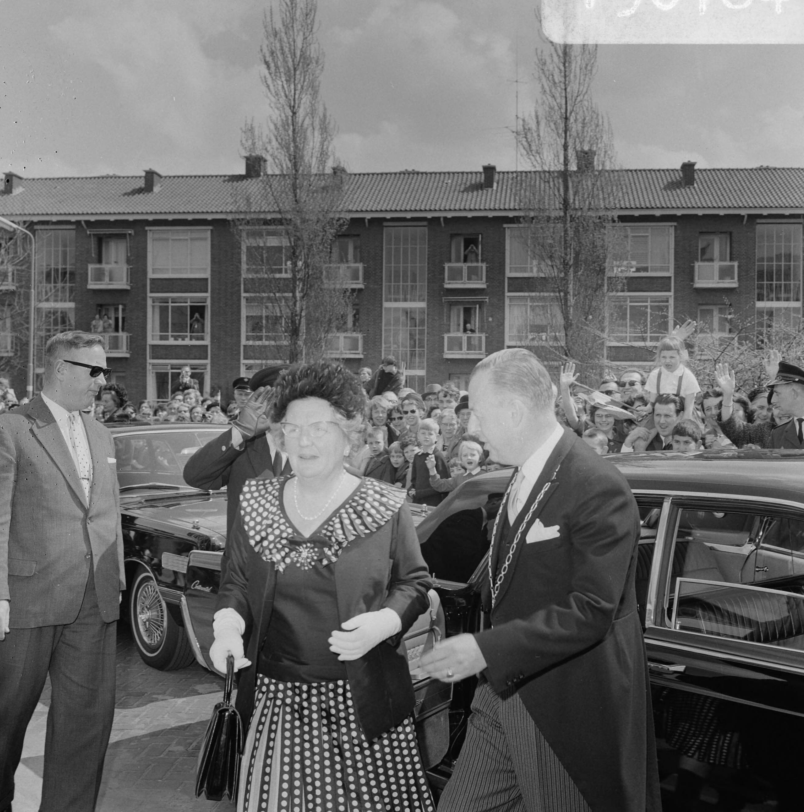 Fotocollectie Anefo — Koningin Juliana in Voorburg, Opening St. Maartenslyceum. Aankomst bij school. Rechts burgemeester A. Feith — Foto: Koch, Eric / Anefo. Licentie: Set B: Rechtenvrij / Publiek Domein. Bron: Nationaal Archief. http://hdl.handle.net/10648/aae74cb4-d0b4-102d-bcf8-003048976d84