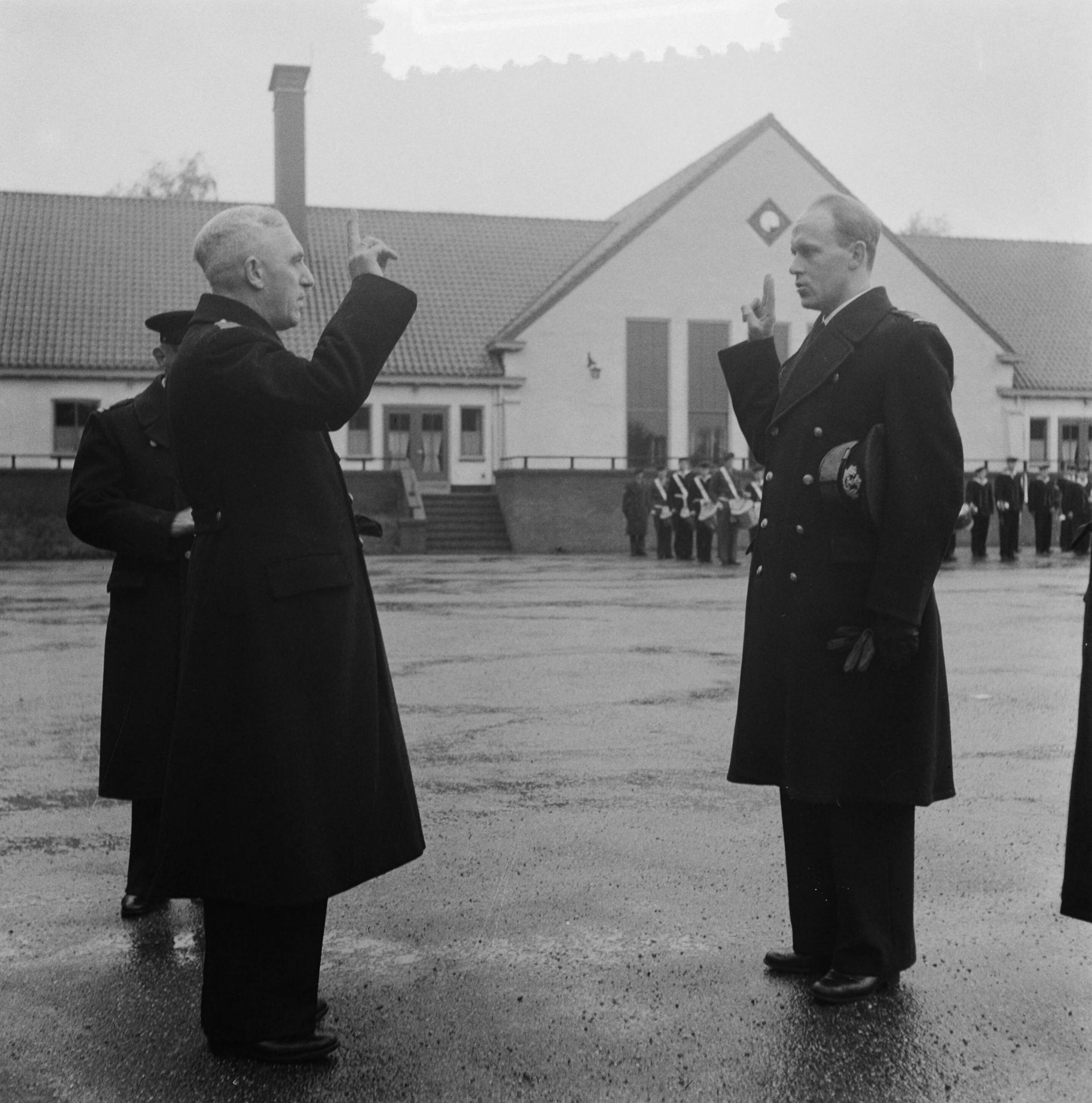 Beëdiging van marineofficieren op het MOC te Hilversum — Foto: Pot, Harry / Anefo. — Licentie: Set B: Rechtenvrij / Publiek Domein. Bron: Nationaal Archief. http://hdl.handle.net/10648/a9011736-d0b4-102d-bcf8-003048976d84