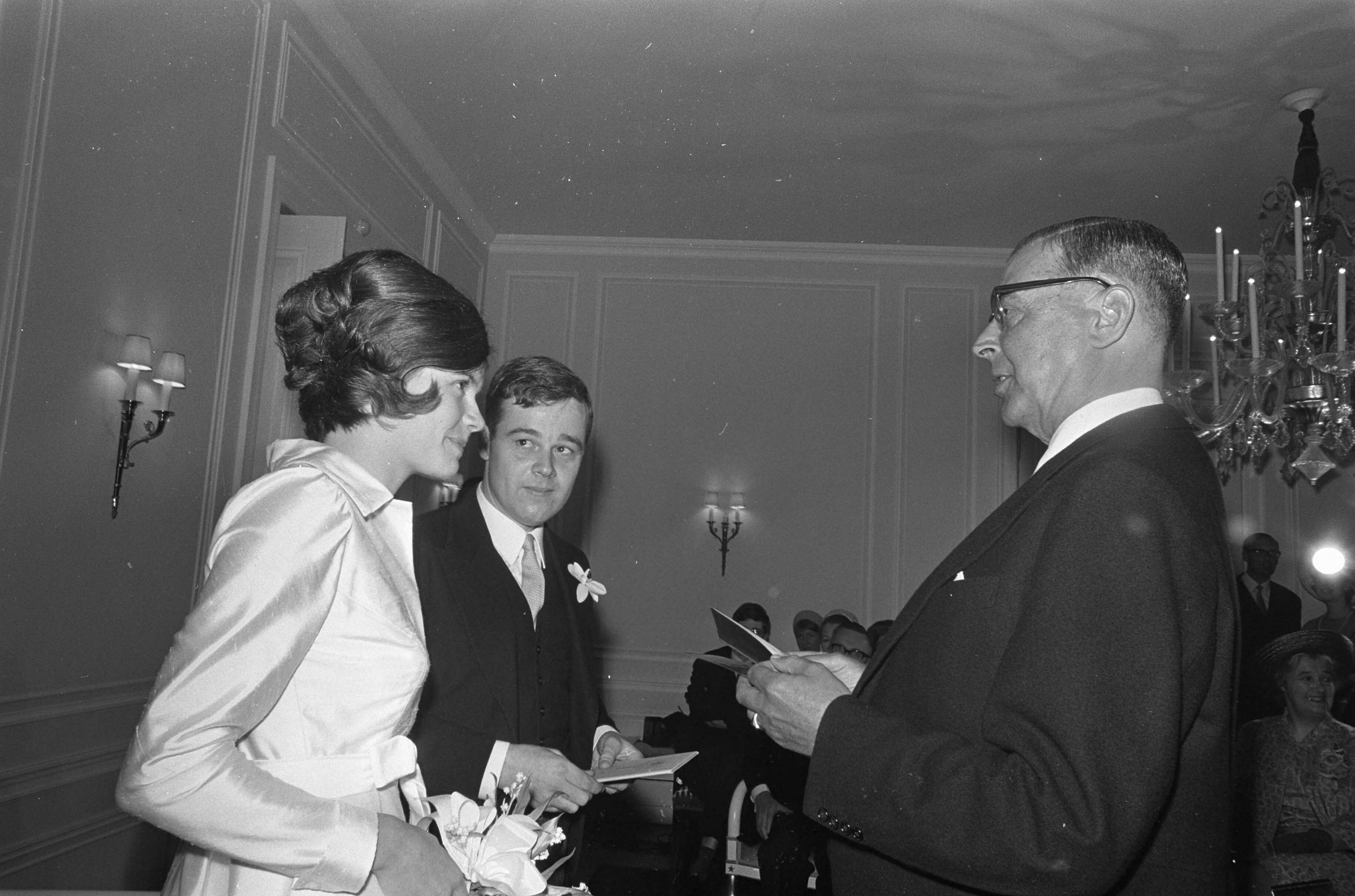 Fotocollectie Anefo — Oud burgemeester Amsterdam mr. G. van Hall huwelijk voltrokken van neef ir. A. F. van Hall te Bloemendaal — Foto: Kroon, Ron / Anefo. Licentie: Set B: Rechtenvrij / Publiek Domein. Bron: Nationaal Archief. http://hdl.handle.net/10648/ab46d1c0-d0b4-102d-bcf8-003048976d84