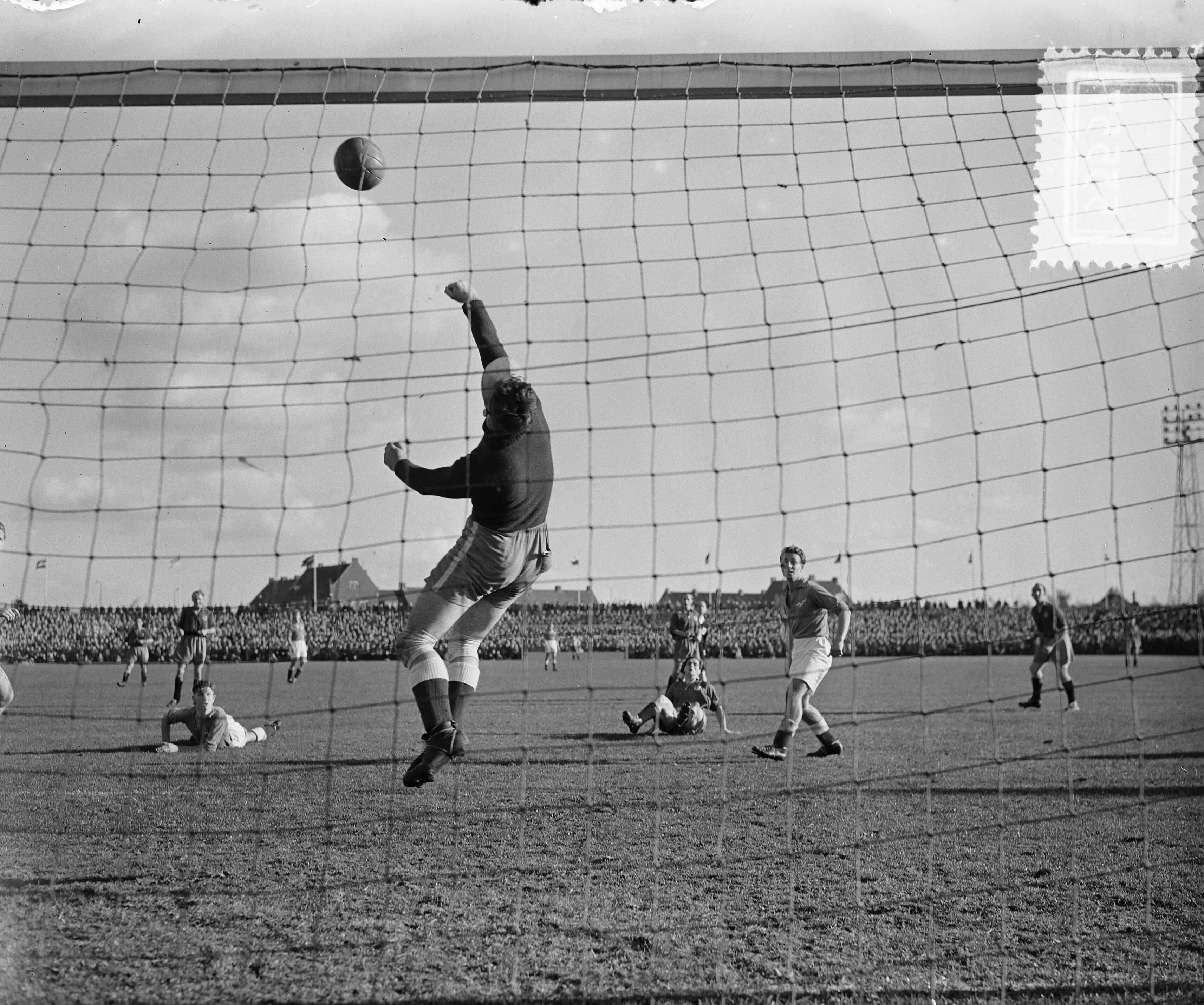 Fotocollectie Anefo — Voetbal. Haarlem tegen Stormvogels 2-2. Spelmoment — Foto: Pot, Harry / Anefo. Licentie: Set B: Rechtenvrij / Publiek Domein. Bron: Nationaal Archief. http://hdl.handle.net/10648/a900fa08-d0b4-102d-bcf8-003048976d84