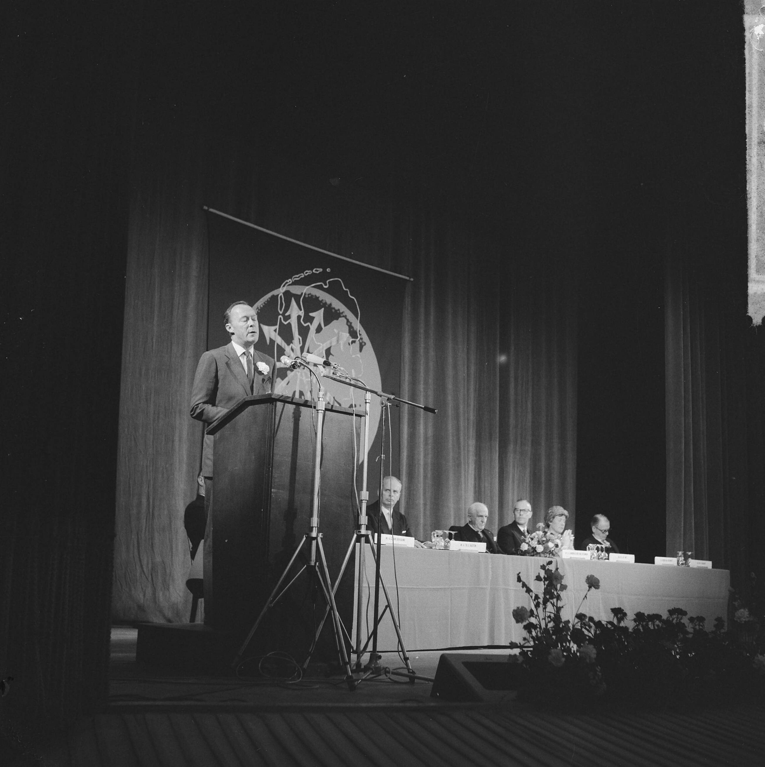 Fotocollectie Anefo — Bijeenkomst vereniging "Nederland in den vreemde" in de Stadsschouwburg te Utrecht bijgewoond door Prins Bernhard hier tijdens zijn voordracht — Foto: Gelderen, Hugo van / Anefo. Licentie: Set B: Rechtenvrij / Publiek Domein. Bron: Nationaal Archief. http://hdl.handle.net/10648/aa6cdbdc-d0b4-102d-bcf8-003048976d84