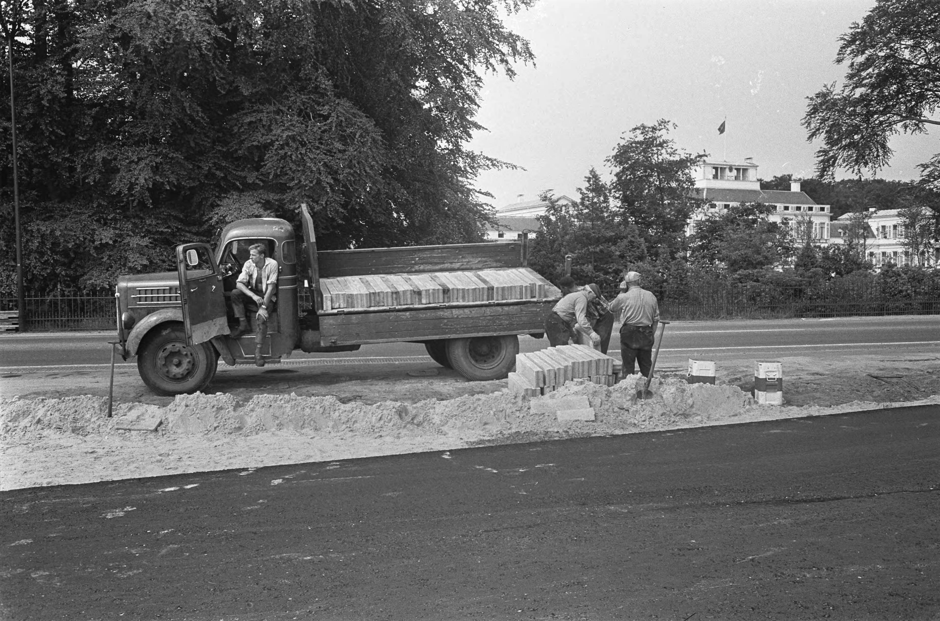 Fotocollectie Anefo — Autoweg voor Soestdijk wordt verbreed. Uitzicht machinist van de stoomwals op Paleis Soestdijk als hij daar aan het werk is / — Foto: Koch, Eric / Anefo. Licentie: Set B: Rechtenvrij / Publiek Domein. Bron: Nationaal Archief. http://hdl.handle.net/10648/ab462f36-d0b4-102d-bcf8-003048976d84