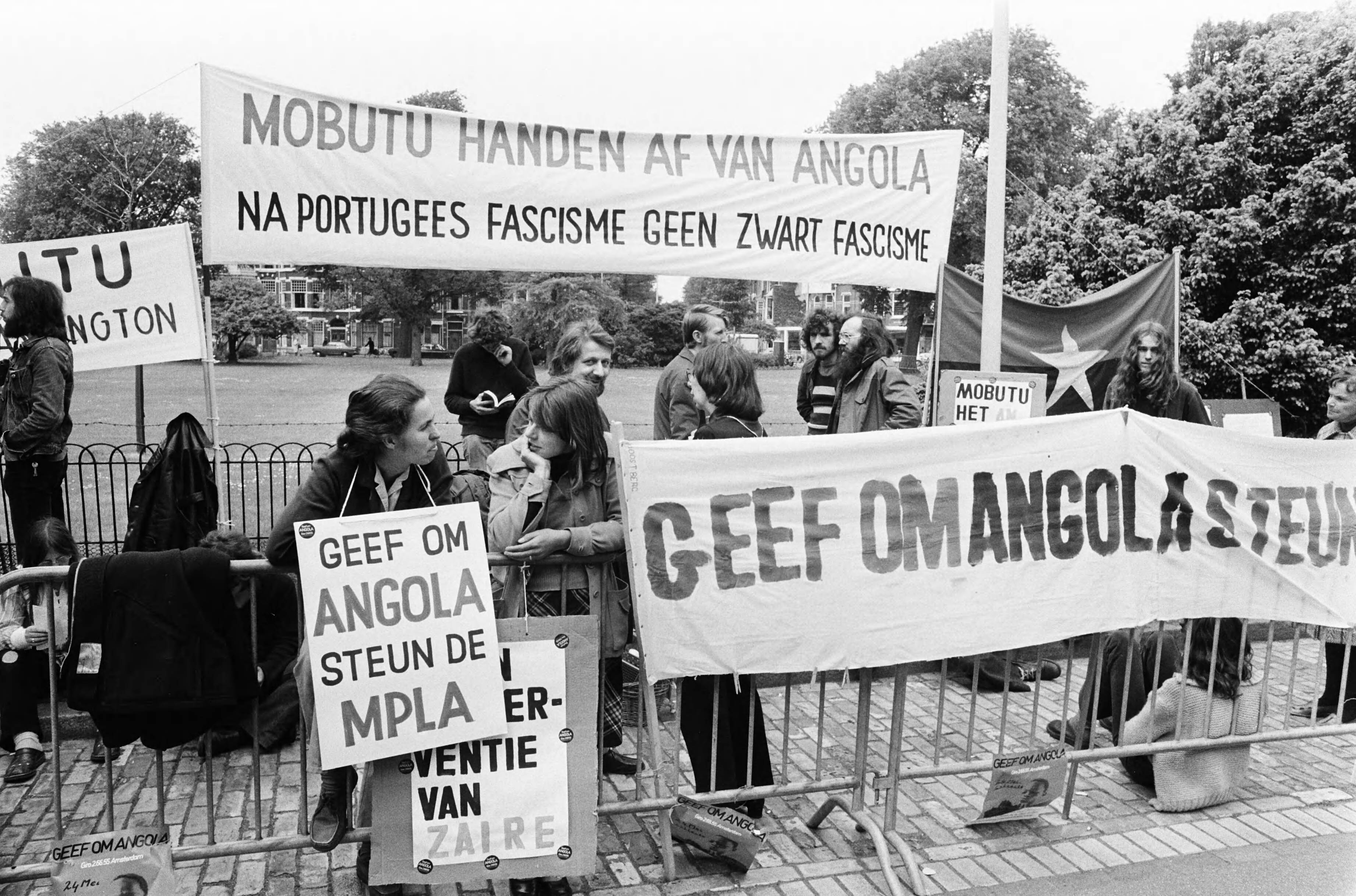 Fotocollectie Anefo — Demonstratie voor de ambassade van Zaïre in Den Haag tegen de interventie van Zaïre in Angola — Foto: Verhoeff, Bert / Anefo. Licentie: Set B: Rechtenvrij / Publiek Domein. Bron: Nationaal Archief. http://hdl.handle.net/10648/ac6a5946-d0b4-102d-bcf8-003048976d84