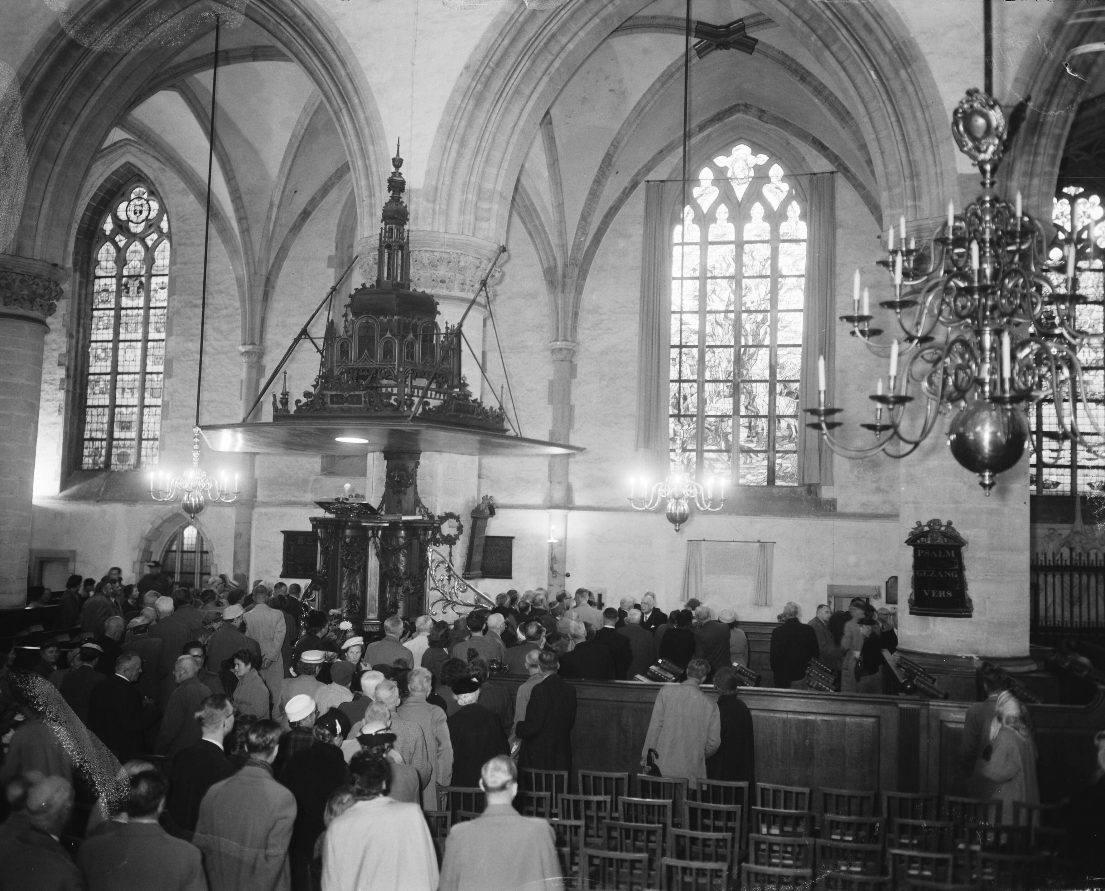 Fotocollectie Anefo — Onthulling gedenkraam in de St. Bavokerk te Haarlem — Foto: Bilsen, Joop van / Anefo. Licentie: Set B: Rechtenvrij / Publiek Domein. Bron: Nationaal Archief. http://hdl.handle.net/10648/a96a8234-d0b4-102d-bcf8-003048976d84