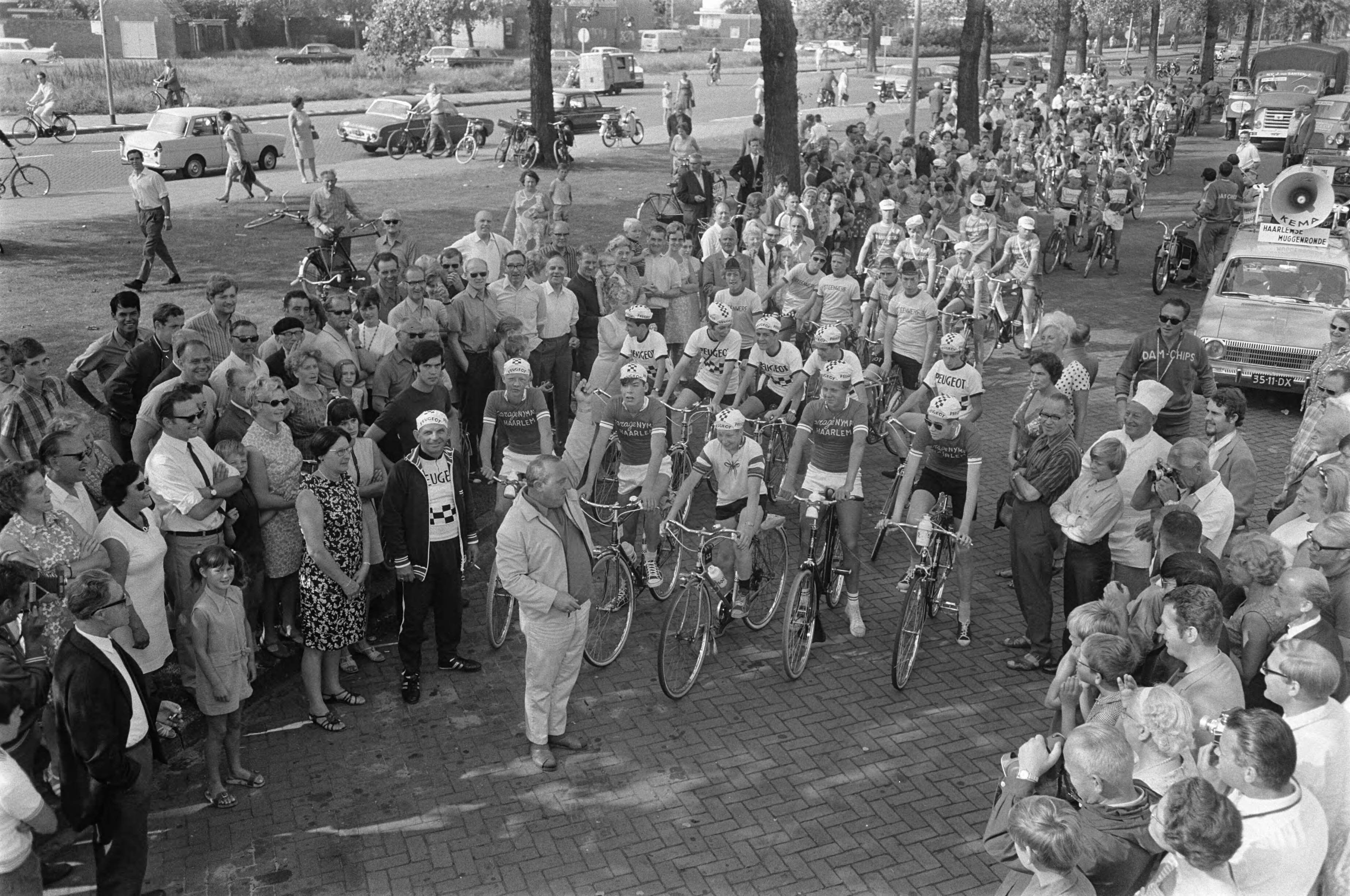 Muggenronde (wielrennen voor kinderen) in Haarlem gestart — Piet Bambergen lost het startschot — Foto: Fotograaf Onbekend / Anefo. Licentie: Set B: Rechtenvrij / Publiek Domein. Bron: Nationaal Archief. http://hdl.handle.net/10648/ab749ac4-d0b4-102d-bcf8-003048976d84