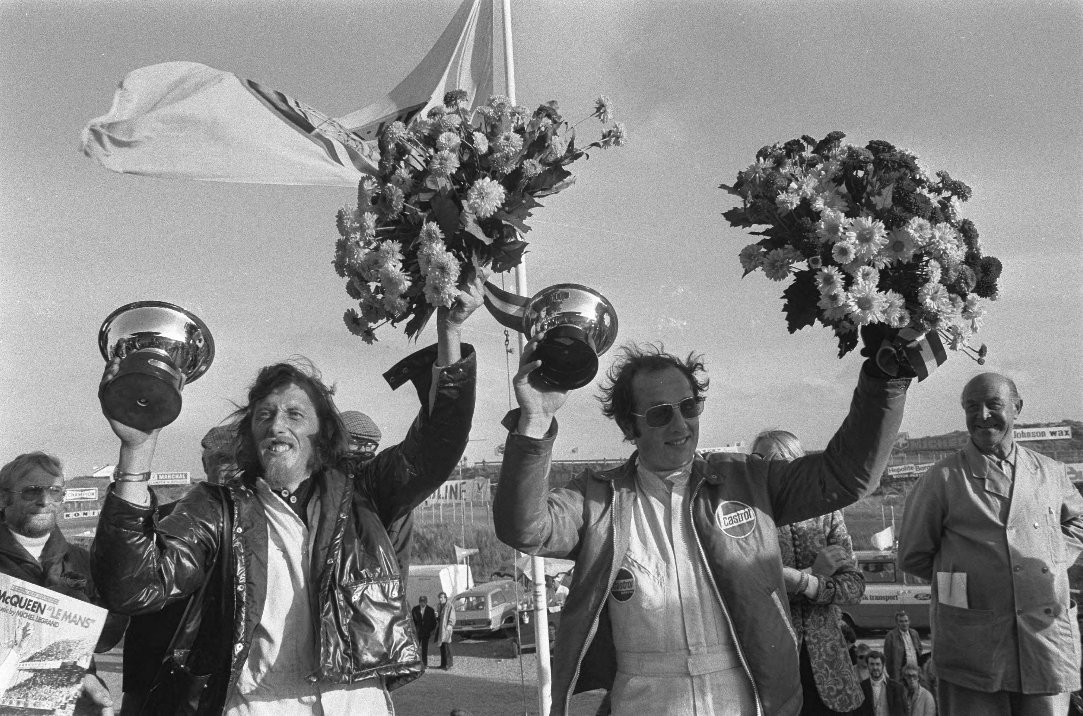 Fotocollectie Anefo — Autoraces Zandvoort, (l) Rob Dijkstra , (r) Henri van Oorschot met krans — Foto: Mieremet, Rob / Anefo. Licentie: Set B: Rechtenvrij / Publiek Domein. Bron: Nationaal Archief. http://hdl.handle.net/10648/abd2bbf4-d0b4-102d-bcf8-003048976d84