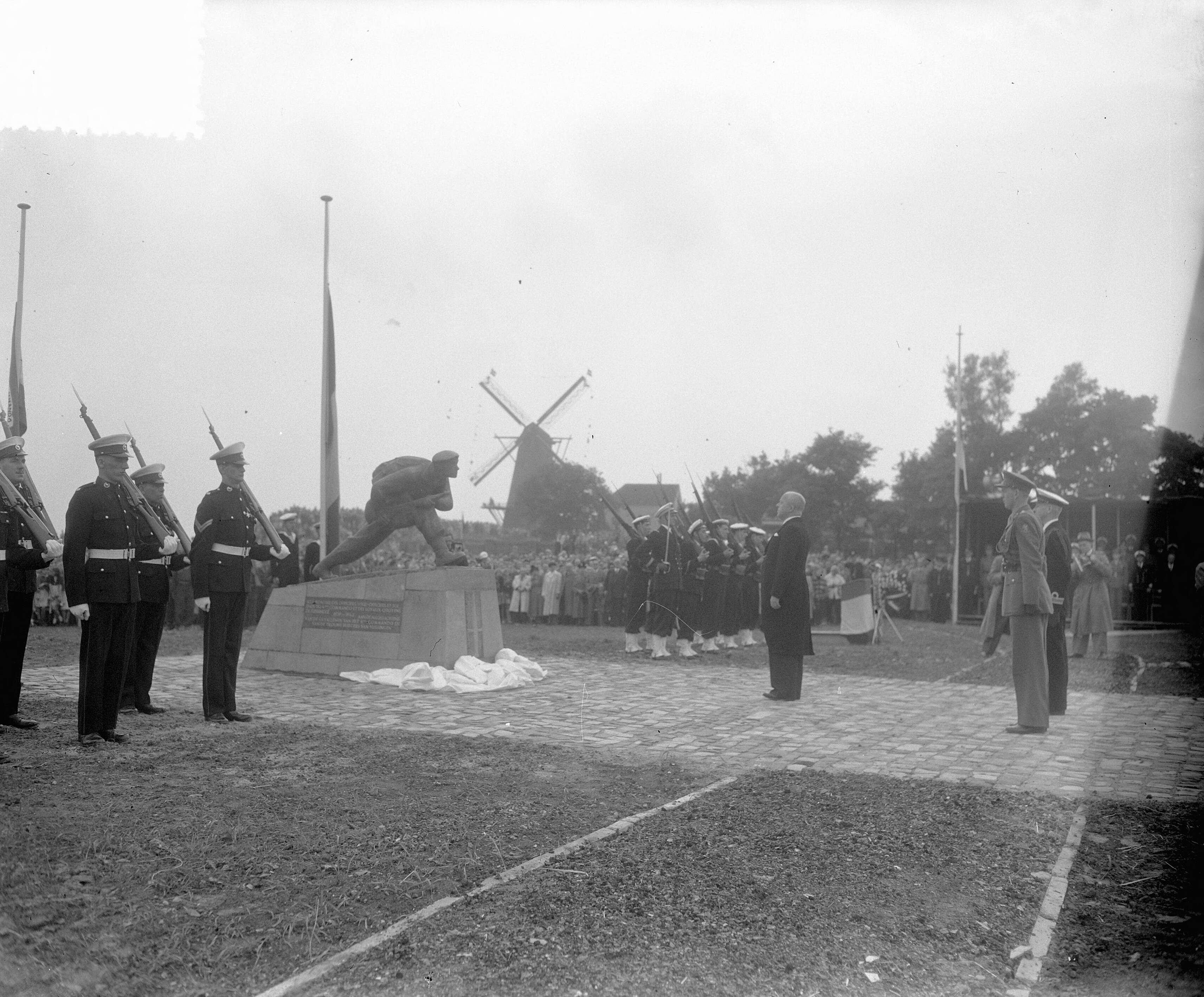 Fotocollectie Anefo — Oorlogsmonument voor de Britse No. 4 Commando in Vlissingen onthuld. Minister van Oorlog en Marine ir. C. Staf voor het beeld — Foto: Pot, Harry / Anefo. Licentie: Set B: Rechtenvrij / Publiek Domein. Bron: Nationaal Archief. http://hdl.handle.net/10648/a8faba6c-d0b4-102d-bcf8-003048976d84