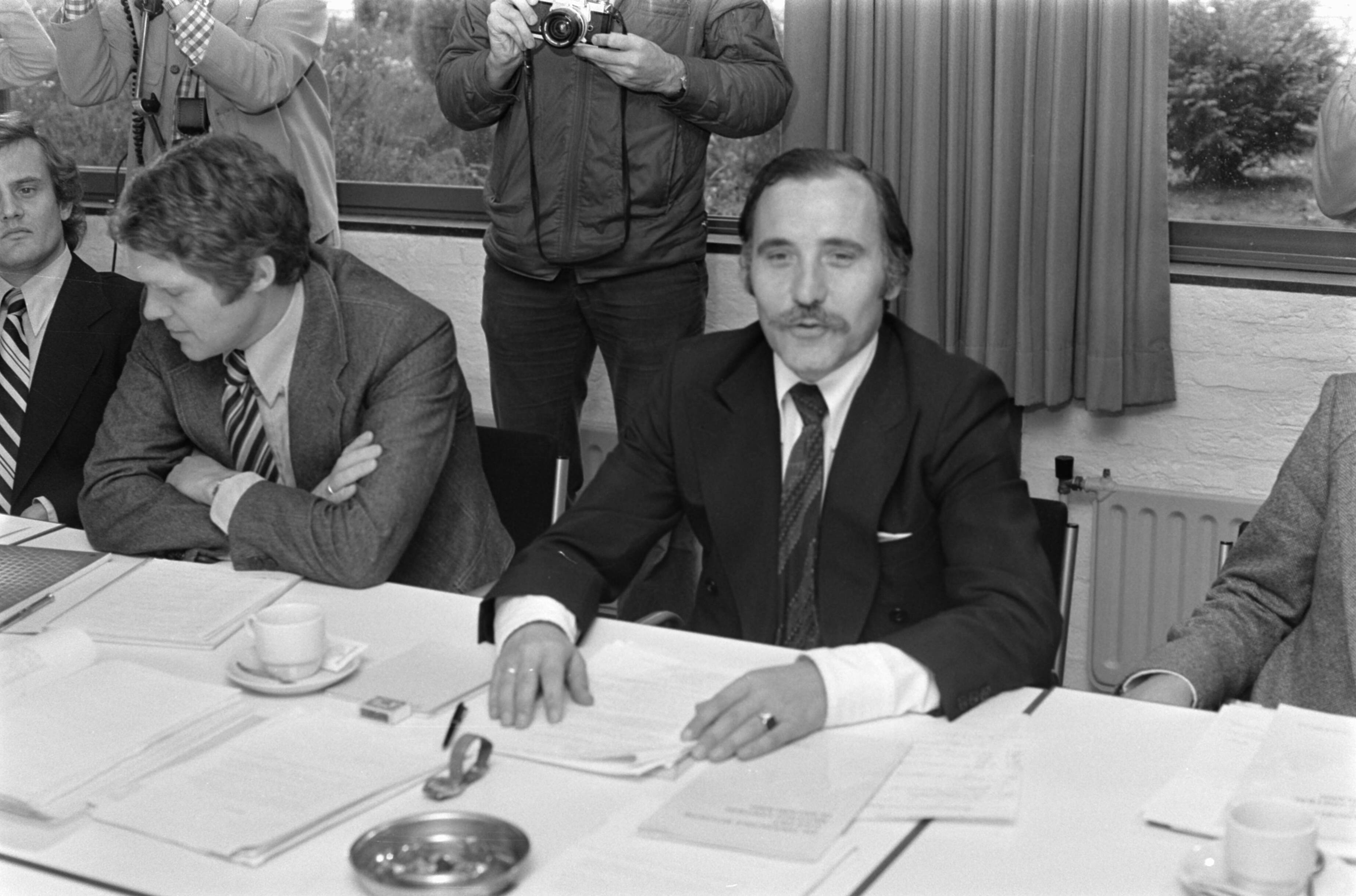 Fotocollectie Anefo — Commissie Christiaanse en VVSC e.a. bijeen in Zeist; prof. Christiaanse met boekje (kop) — Foto: Peters, Hans / Anefo. Licentie: Set B: Rechtenvrij / Publiek Domein. Bron: Nationaal Archief. http://hdl.handle.net/10648/ac8e422a-d0b4-102d-bcf8-003048976d84