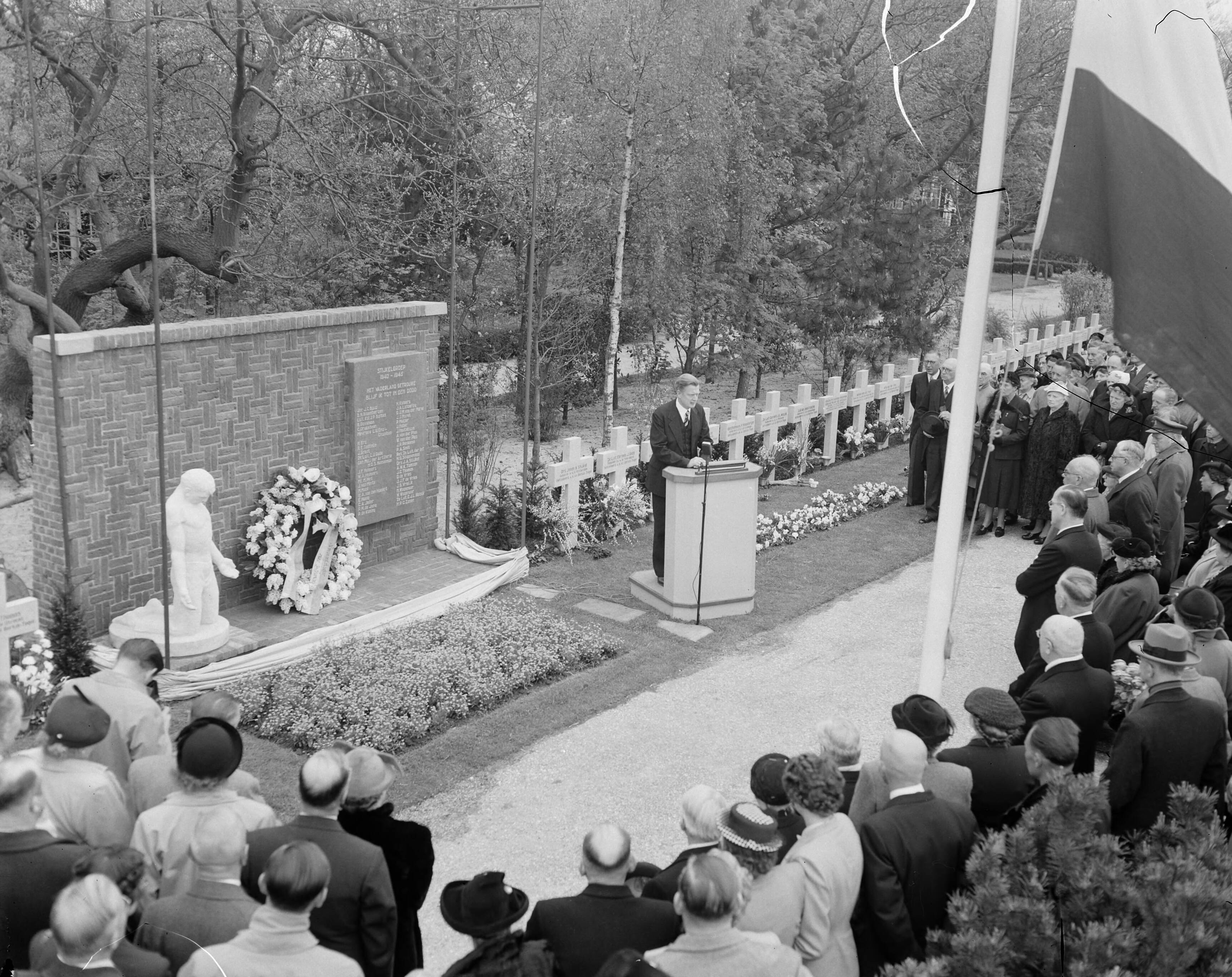 Fotocollectie Anefo — Dodenherdenking. Op de begraafplaats Westduin in Den Haag wordt een eregraf c.q. monument voor de Stijkelgroep onthuld — Foto: Duinen, G.W. van / Anefo. Licentie: Set B: Rechtenvrij / Publiek Domein. Bron: Nationaal Archief. http://hdl.handle.net/10648/a90b79b0-d0b4-102d-bcf8-003048976d84