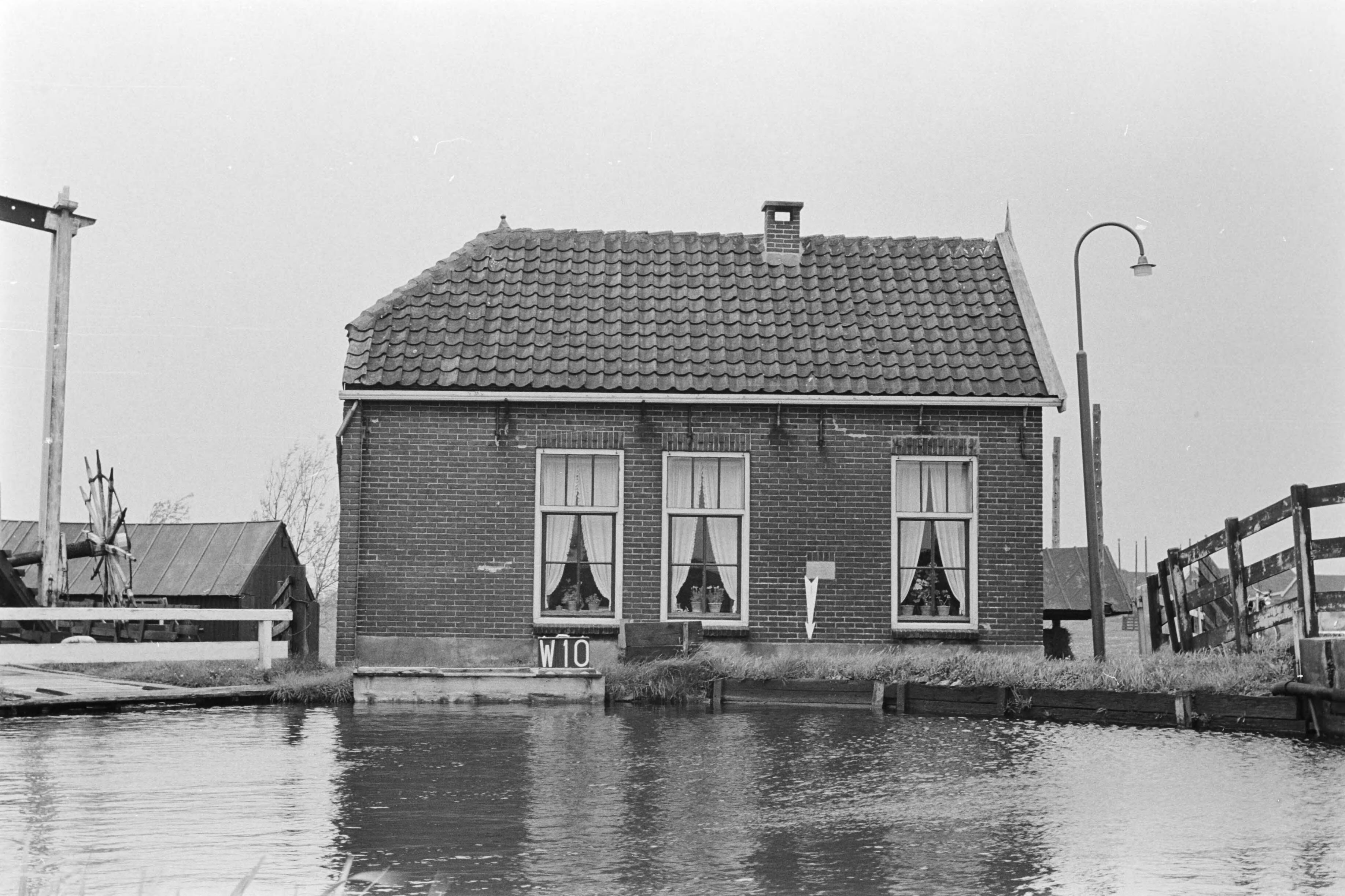 Vaste Punten Cultuurtechnische Dienst — Huis te Woubrugge (ruilverkaveling Veenderpolder) — Foto: Fotograaf Onbekend / Heidemij. Licentie: Set B: Rechtenvrij / Publiek Domein. Bron: Nationaal Archief. http://hdl.handle.net/10648/ae97f412-d0b4-102d-bcf8-003048976d84