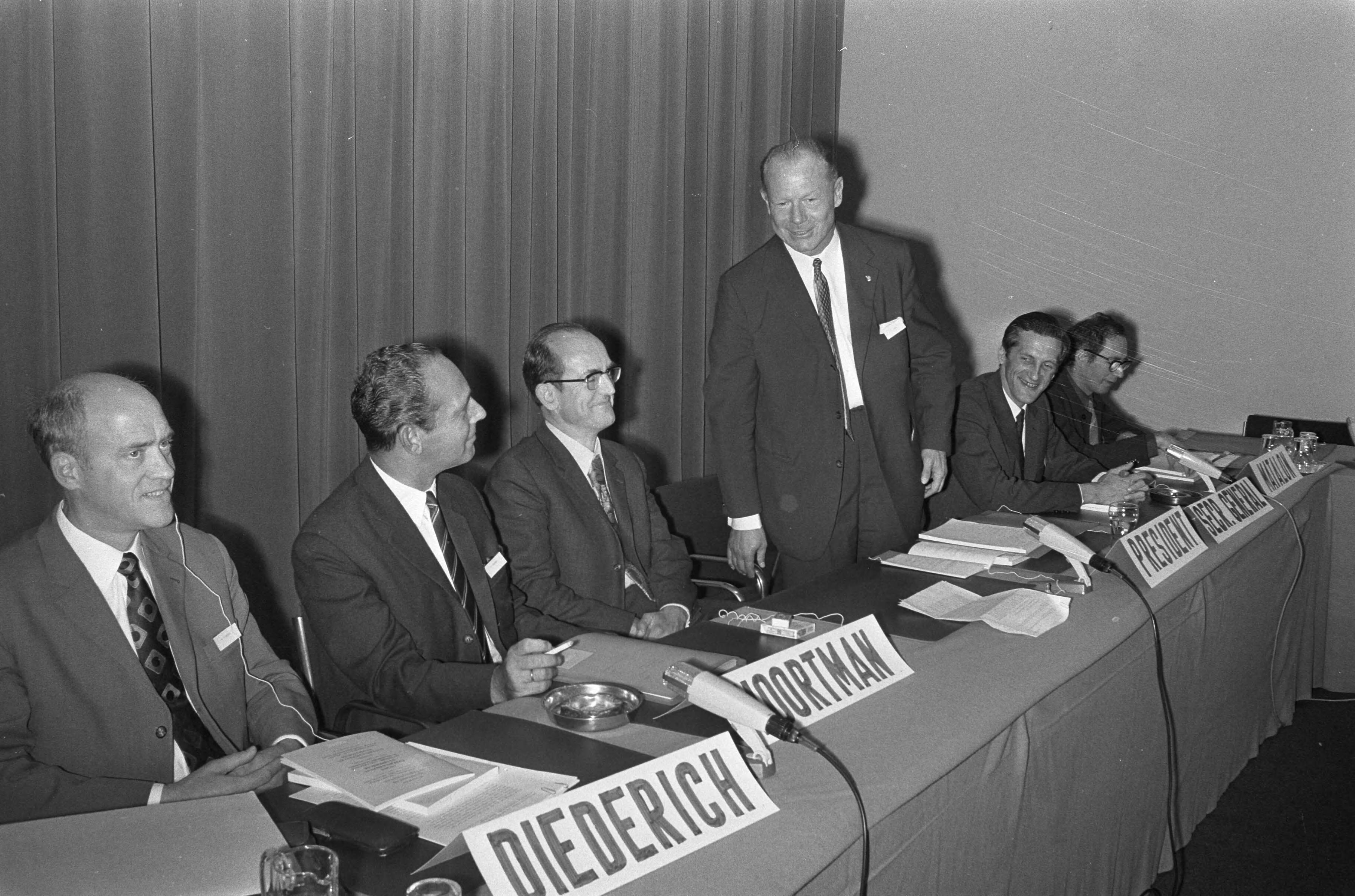 Fotocollectie Anefo — Minister Drees ( Verkeer en Waterstaat ) opent Wetenschappelijk Symposium in Congresgebouw, Den Haag , v.l.n.r. Diederich, Noortman, Drees, Ridley, Vrebos, — Foto: Peters, Hans / Anefo. Licentie: Set B: Rechtenvrij / Publiek Domein. Bron: Nationaal Archief. http://hdl.handle.net/10648/abd1b862-d0b4-102d-bcf8-003048976d84