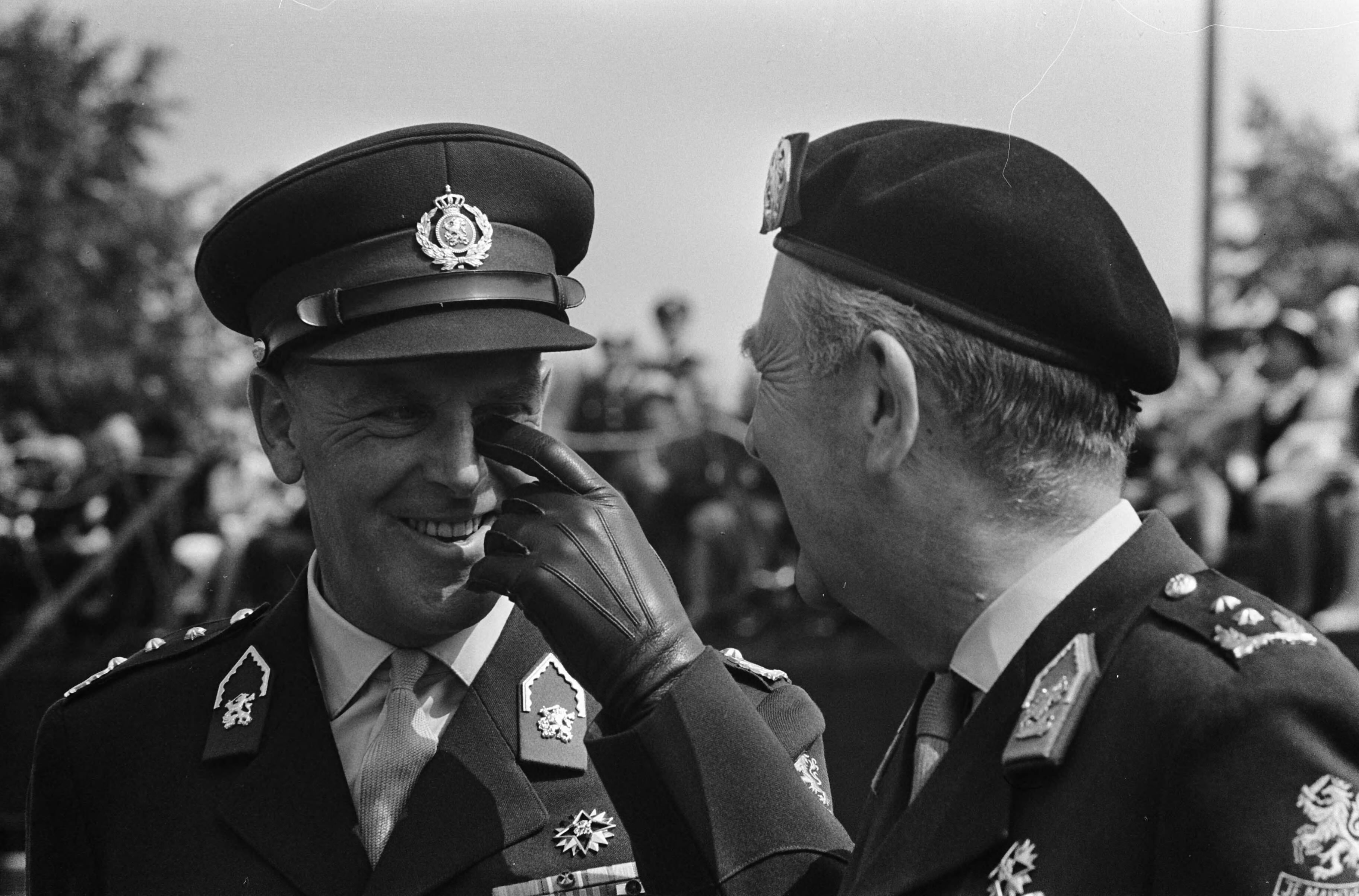 Fotocollectie Anefo — Commando-overdracht K.M.A. te Breda. Links de nieuwe gouverneur, luitenant-generaal A.V. van den Wall Bake, rechts de scheidende commandant, generaal-majoor W.C.H. van Reede — Foto: Koch, Eric / Anefo. Licentie: Set B: Rechtenvrij / Publiek Domein. Bron: Nationaal Archief. http://hdl.handle.net/10648/aa72108e-d0b4-102d-bcf8-003048976d84
