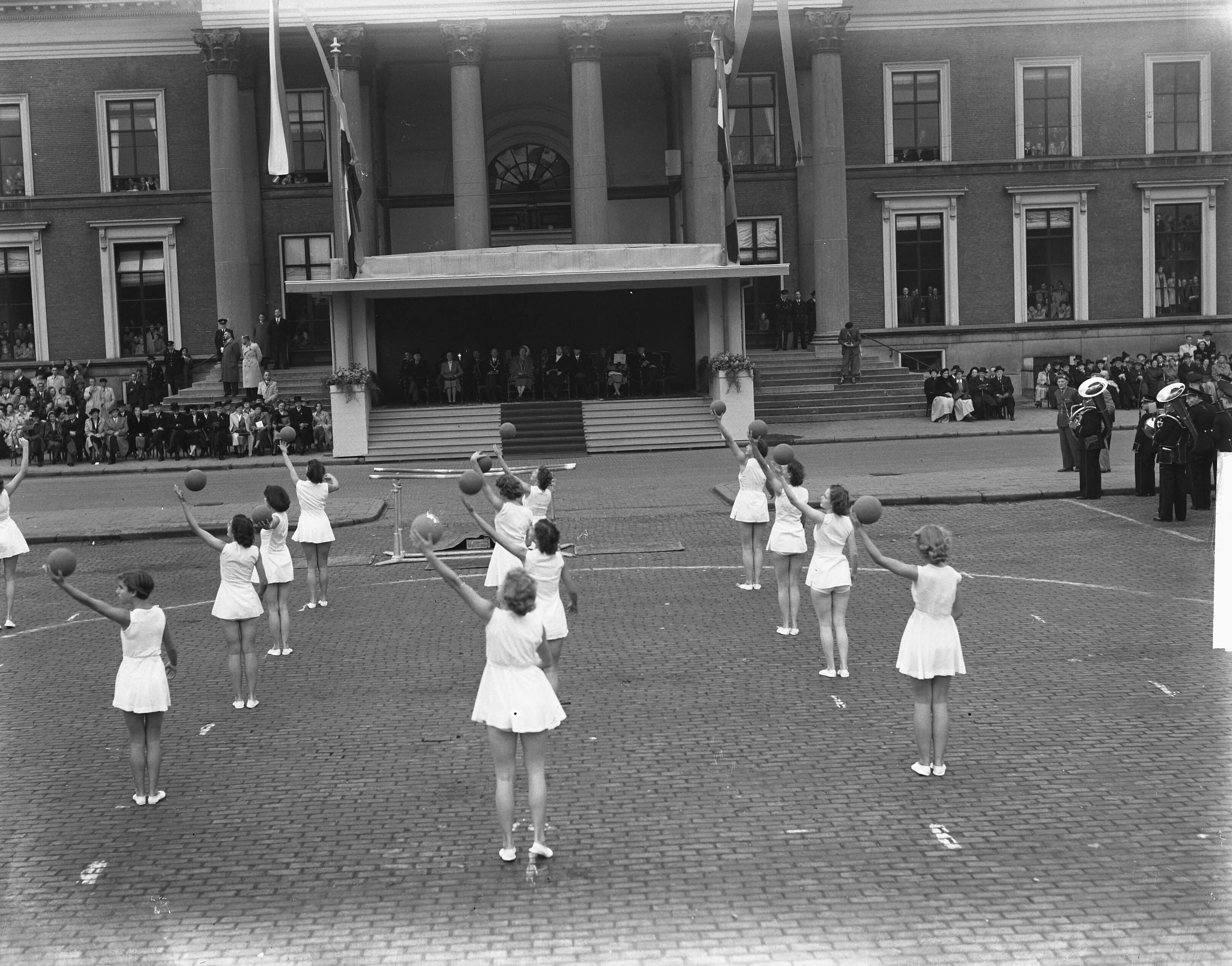Koninklijk bezoek aan Friesland (1950) — Bezoek koningin Juliana en prins Bernhard aan Friesland. Defilé op het Zaailand te Leeuwarden voor het Paleis van Justitie. Gymnastiekgroep — Foto: Noske, J.D. / Anefo. Licentie: Set B: Rechtenvrij / Publiek Domein. Bron: Nationaal Archief. http://hdl.handle.net/10648/a8dfd508-d0b4-102d-bcf8-003048976d84