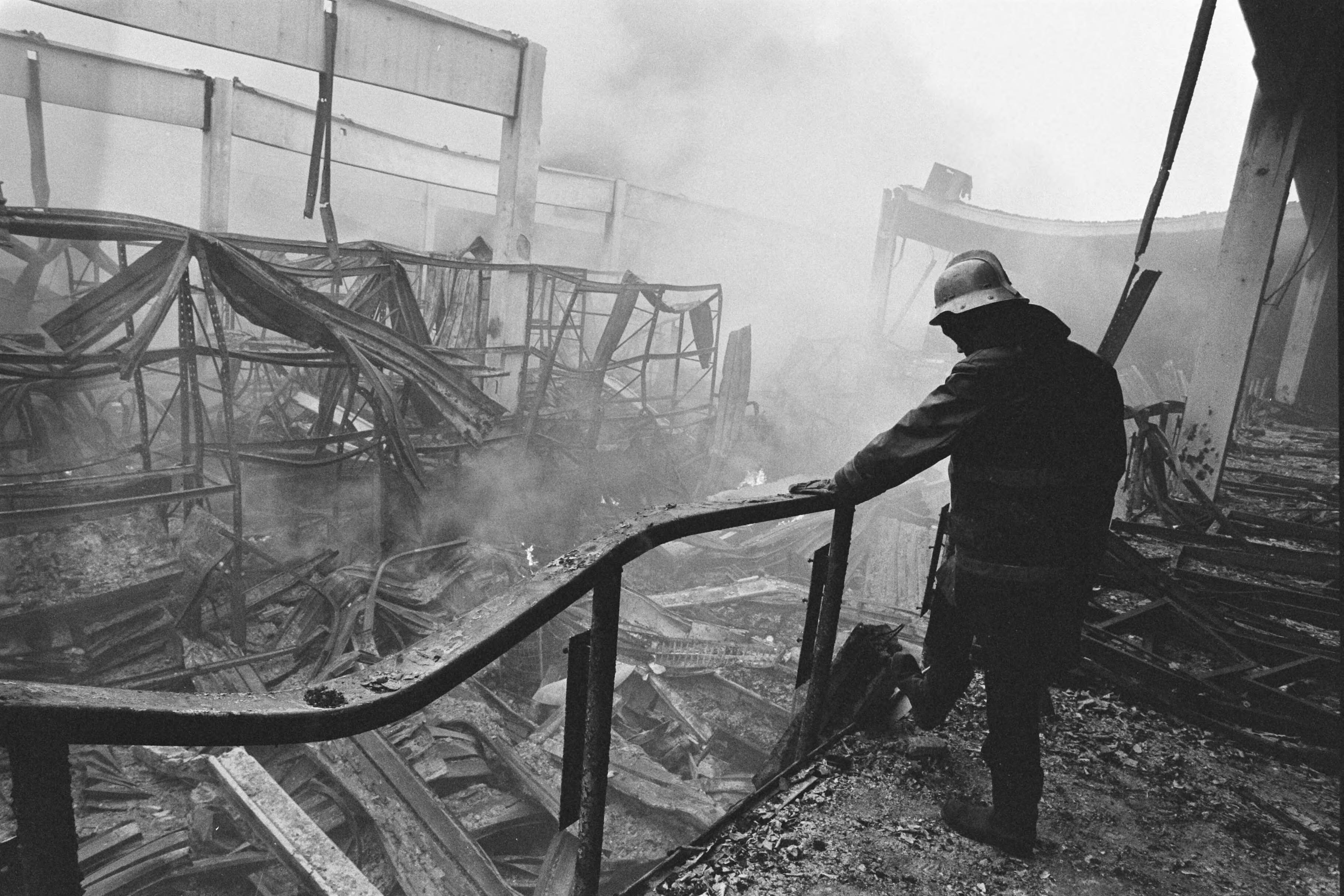 Fotocollectie Anefo — Brand in vestiging Makro in Nuth in Limburg — Foto: Bogaerts, Rob / Anefo. Licentie: Set B: Rechtenvrij / Publiek Domein. Bron: Nationaal Archief. http://hdl.handle.net/10648/ad5b5238-d0b4-102d-bcf8-003048976d84