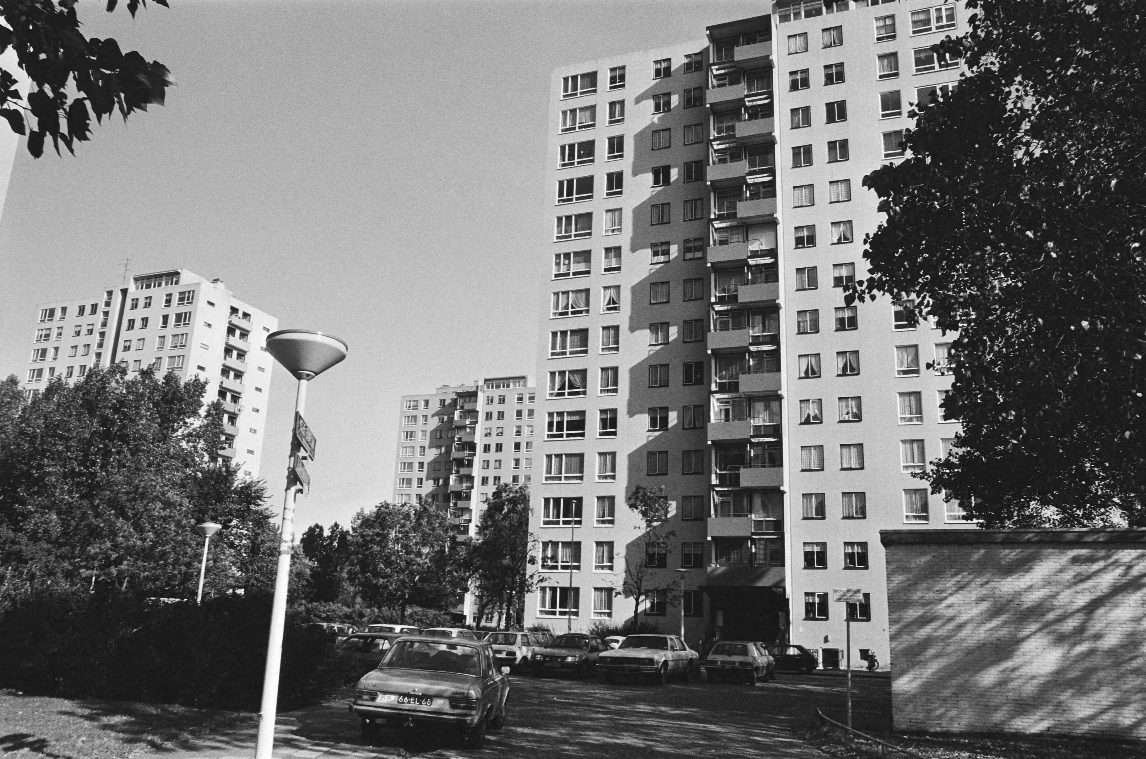 Fotocollectie Anefo — Flats in slechte toestand in Den Haag ; de flats in Den Haag — Foto: Croes, Rob C. / Anefo. Licentie: Set B: Rechtenvrij / Publiek Domein. Bron: Nationaal Archief. http://hdl.handle.net/10648/ad3e639e-d0b4-102d-bcf8-003048976d84