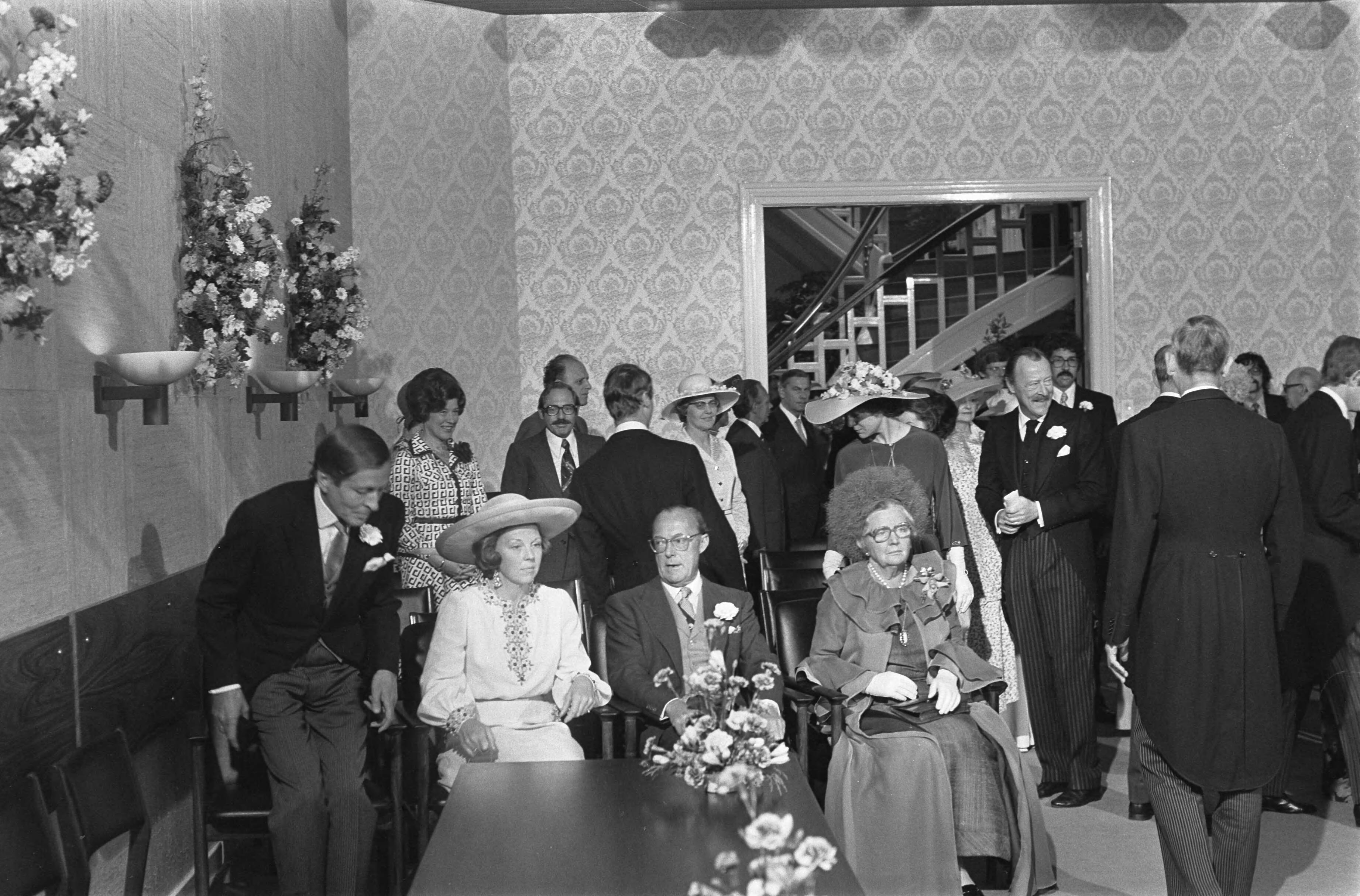 Huwelijk prinses Christina en Jorge Guillermo; de sluiting van het burgerlijk huwelijk in het stadhuis van Baarn — Vlnr prins Claus, prinses Beatrix, prins Bernhard en koningin Juliana bij de sluiting van het burgerlijk huwelijk — Foto: Meerdere fotografen / Anefo. Licentie: Set B: Rechtenvrij / Publiek Domein. Bron: Nationaal Archief. http://hdl.handle.net/10648/ac6c67f4-d0b4-102d-bcf8-003048976d84