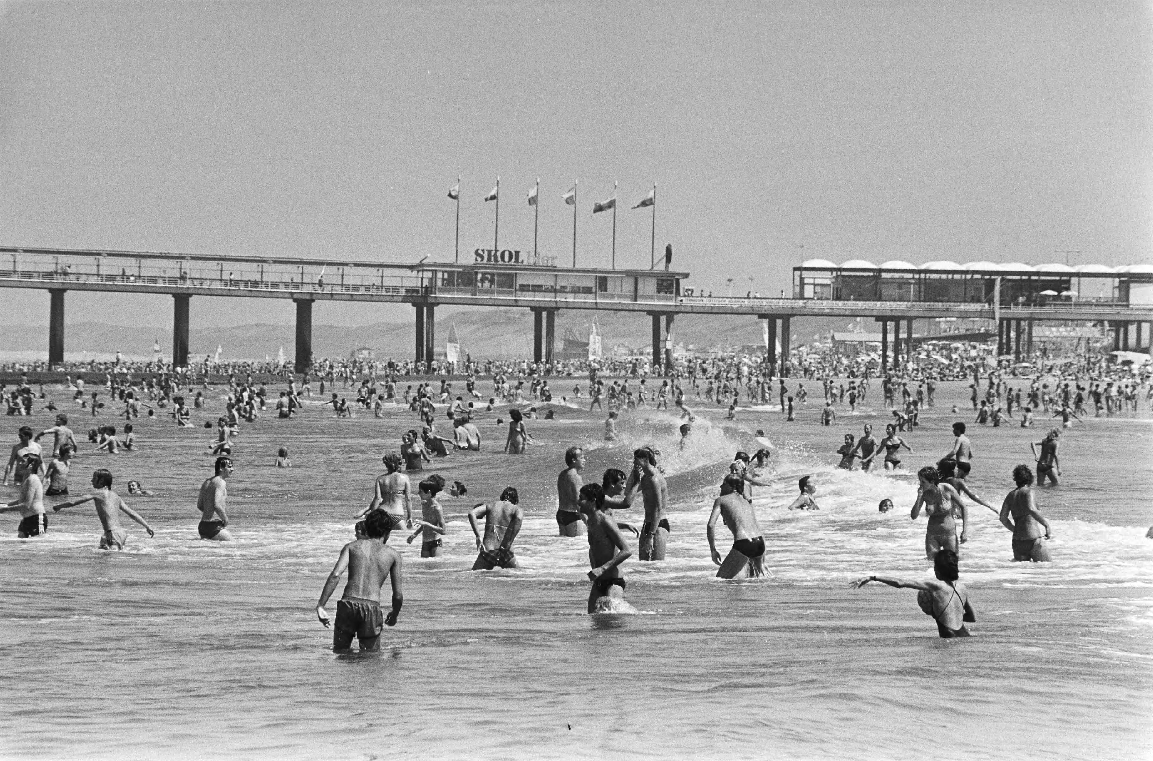 Fotocollectie Anefo — Zeer warm weer, strand van Scheveningen — Foto: Antonisse, Marcel / Anefo. Licentie: Set B: Rechtenvrij / Publiek Domein. Bron: Nationaal Archief. http://hdl.handle.net/10648/ad1af54e-d0b4-102d-bcf8-003048976d84