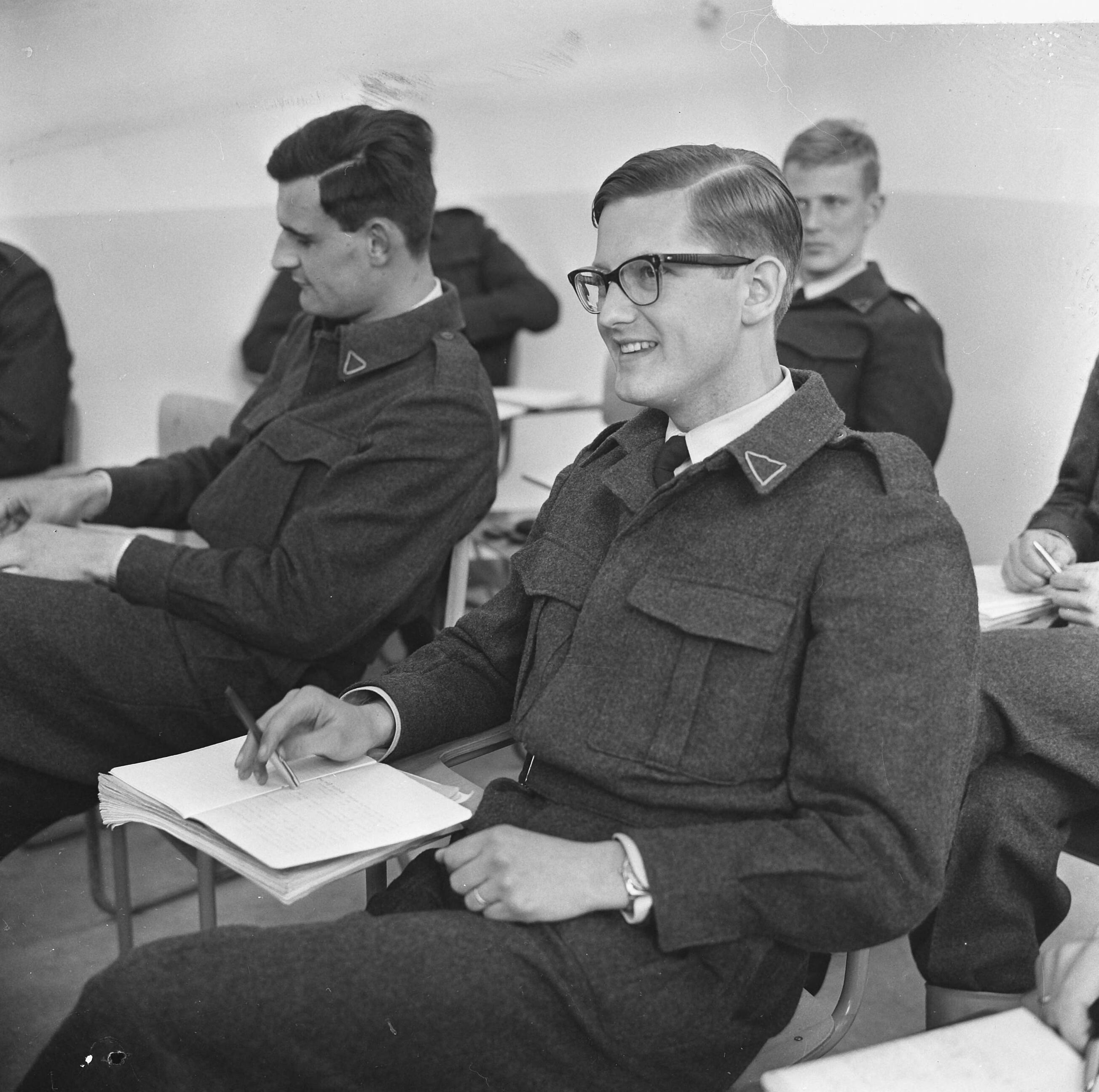 Fotocollectie Anefo — Mr. Pieter van Vollenhoven in militaire dienst bij de luchtmacht in Breda, Soldaat mr. Pieter in de klas — Foto: Koch, Eric / Anefo. Licentie: Set B: Rechtenvrij / Publiek Domein. Bron: Nationaal Archief. http://hdl.handle.net/10648/aae76e88-d0b4-102d-bcf8-003048976d84