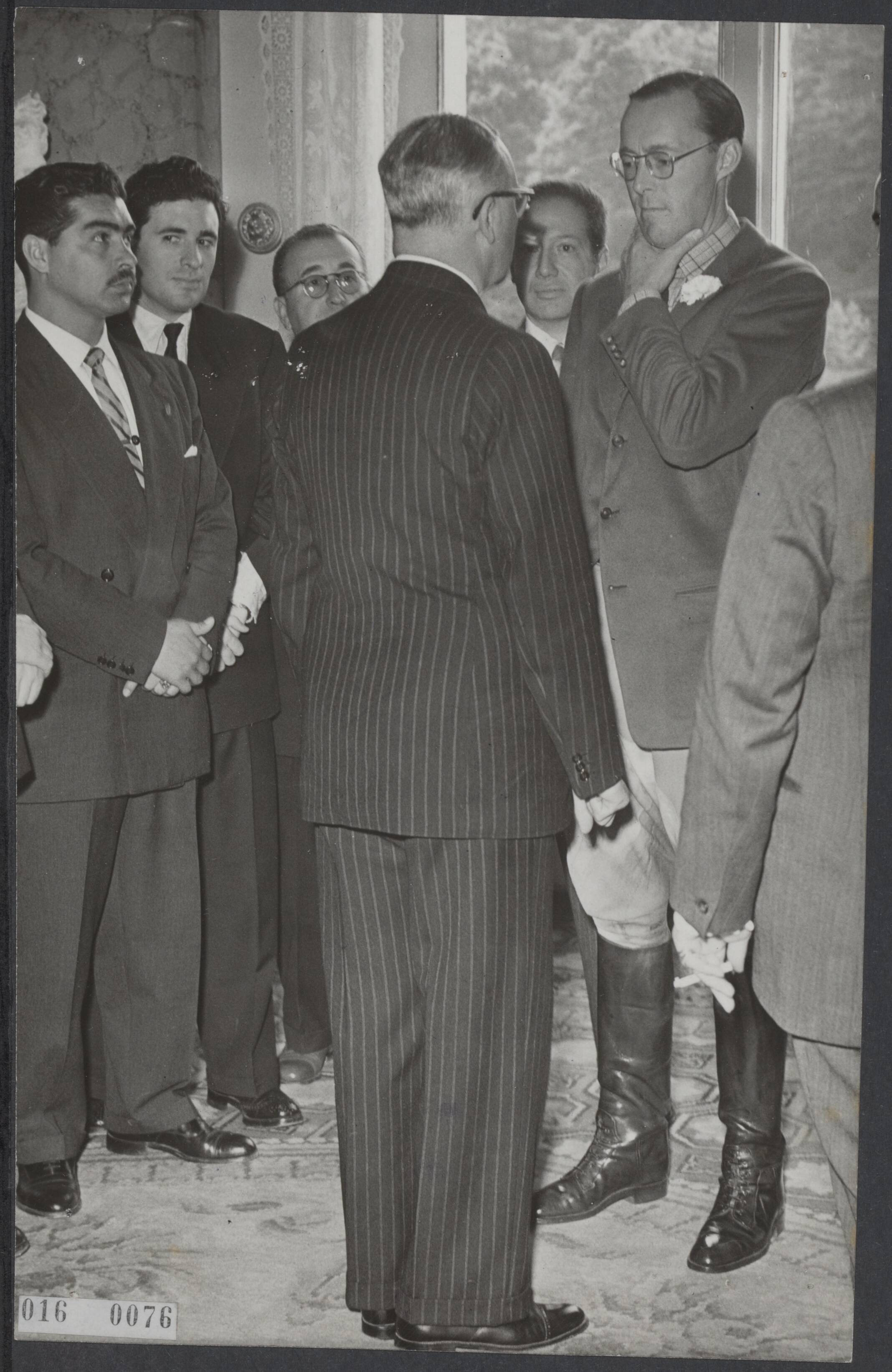 Fotocollectie Elsevier Binnenland — Prins Bernhard heeft enige Mexicaanse journalisten op paleis Soestdijk ontvangen. Prins Bernhard in gesprek met de directeur van de Jaarbeurs, mr. J. Milius — Foto: Fotograaf Onbekend / Anefo. Licentie: Set B: Rechtenvrij / Publiek Domein. Bron: Nationaal Archief. http://hdl.handle.net/10648/adb8484e-d0b4-102d-bcf8-003048976d84