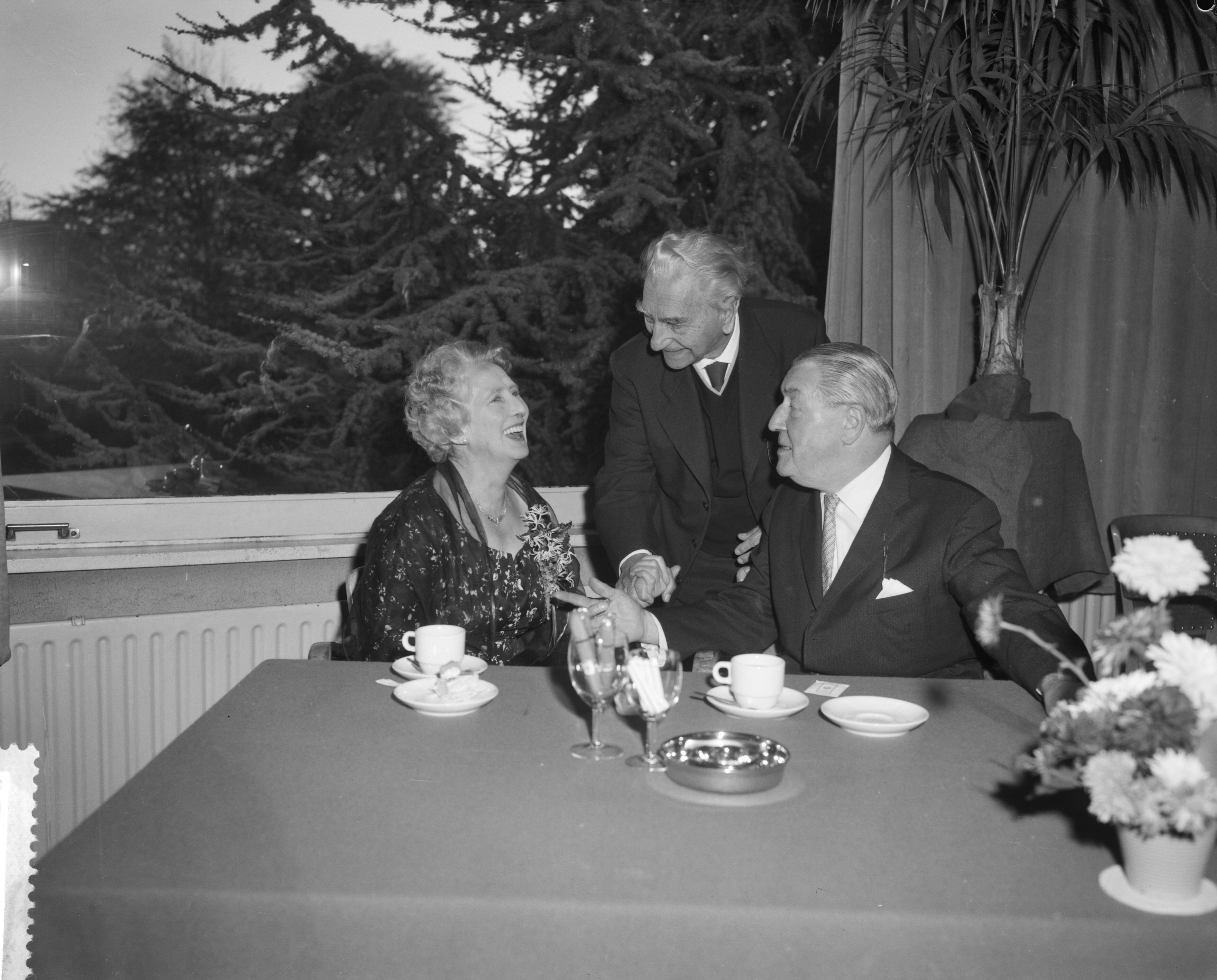 Fotocollectie Anefo — Huldiging van actrice Mien van Kerckhoven-Kling i.v.m. 50-jarig toneeljubileum in Hilversum. In het midden acteur Jan Musch. Rechts Constant van Kerckhoven — Foto: Behrens, Herbert F. / Anefo. Licentie: Set B: Rechtenvrij / Publiek Domein. Bron: Nationaal Archief. http://hdl.handle.net/10648/a9a0821c-d0b4-102d-bcf8-003048976d84
