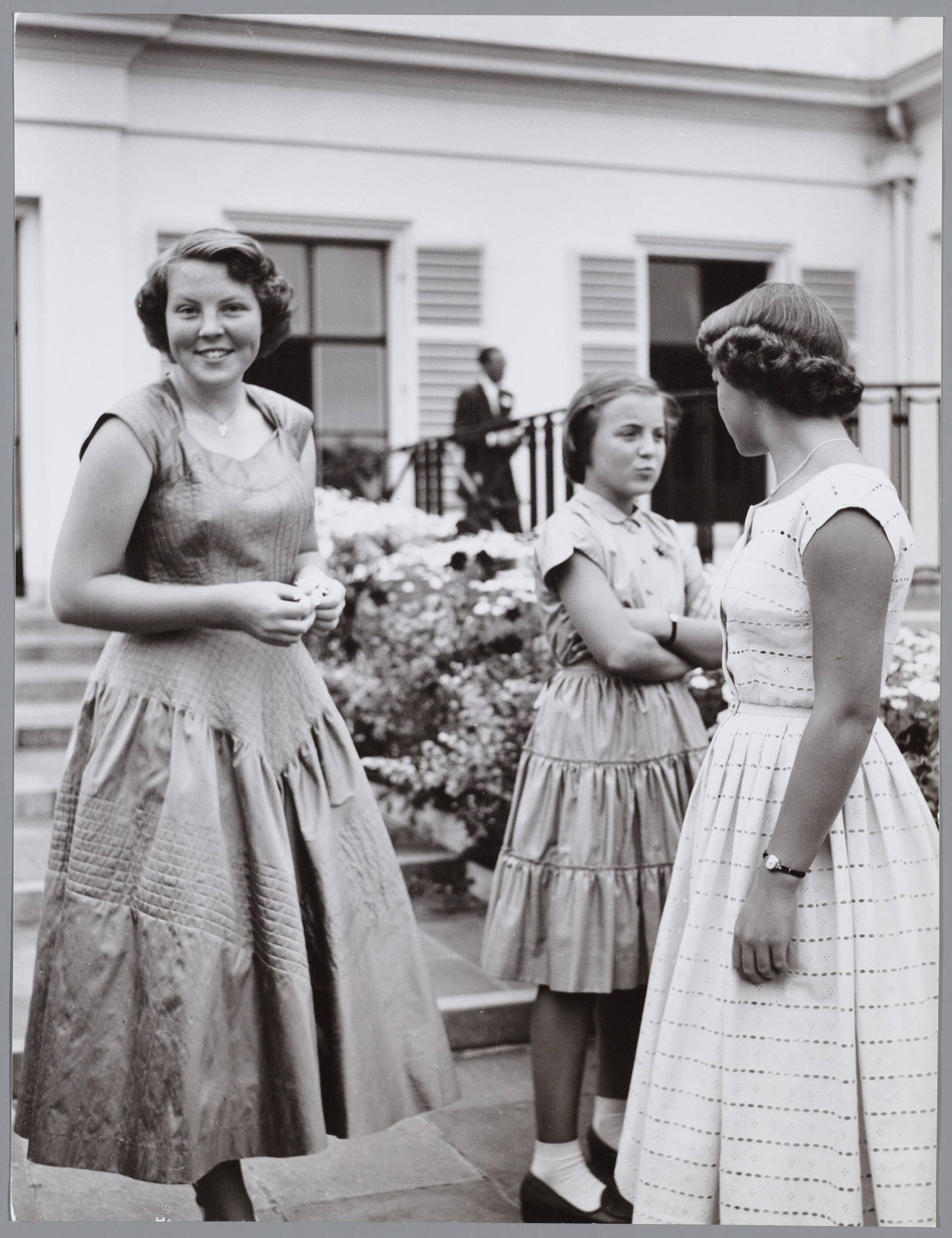 Fotocollectie RVD / Koninklijk Huis — De prinsessen Beatrix, Irene en Margriet bij Paleis Soestdijk — Foto: Reijken, Tiemen van der / RVD. Licentie: Set B: Rechtenvrij / Publiek Domein. Bron: Nationaal Archief. http://hdl.handle.net/10648/afb02e3c-d0b4-102d-bcf8-003048976d84