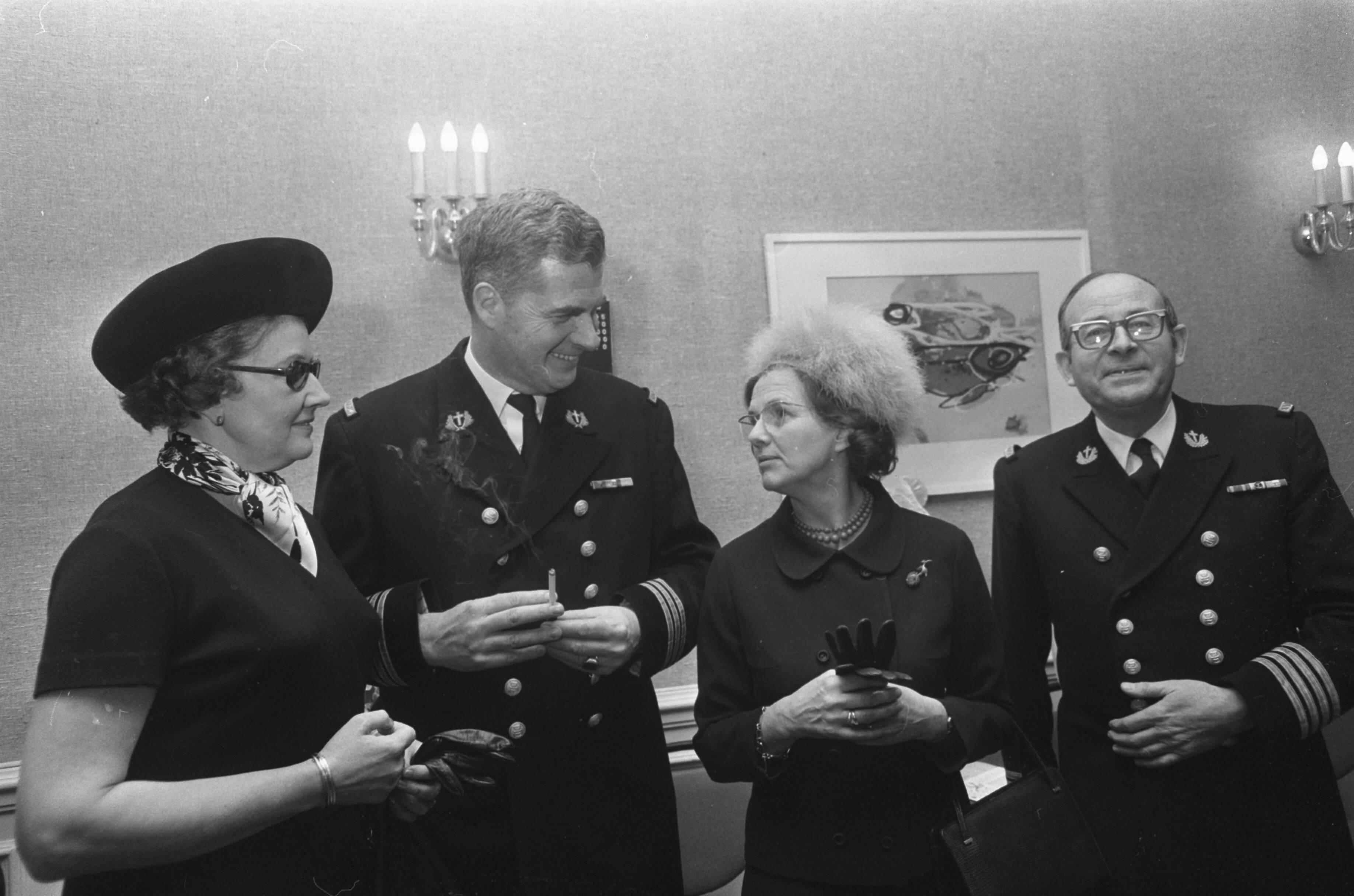 Fotocollectie Anefo — Ds. H. van Beek , nieuwe hoofd vlootpredikant. Receptie in Den Haag . Ds. H. van Beek met echtgenote en rechts ds. J. W. Sepmeyer met echtgenote (ex-hoofd — Foto: Mieremet, Rob / Anefo. Licentie: Set B: Rechtenvrij / Publiek Domein. Bron: Nationaal Archief. http://hdl.handle.net/10648/ab8f3596-d0b4-102d-bcf8-003048976d84