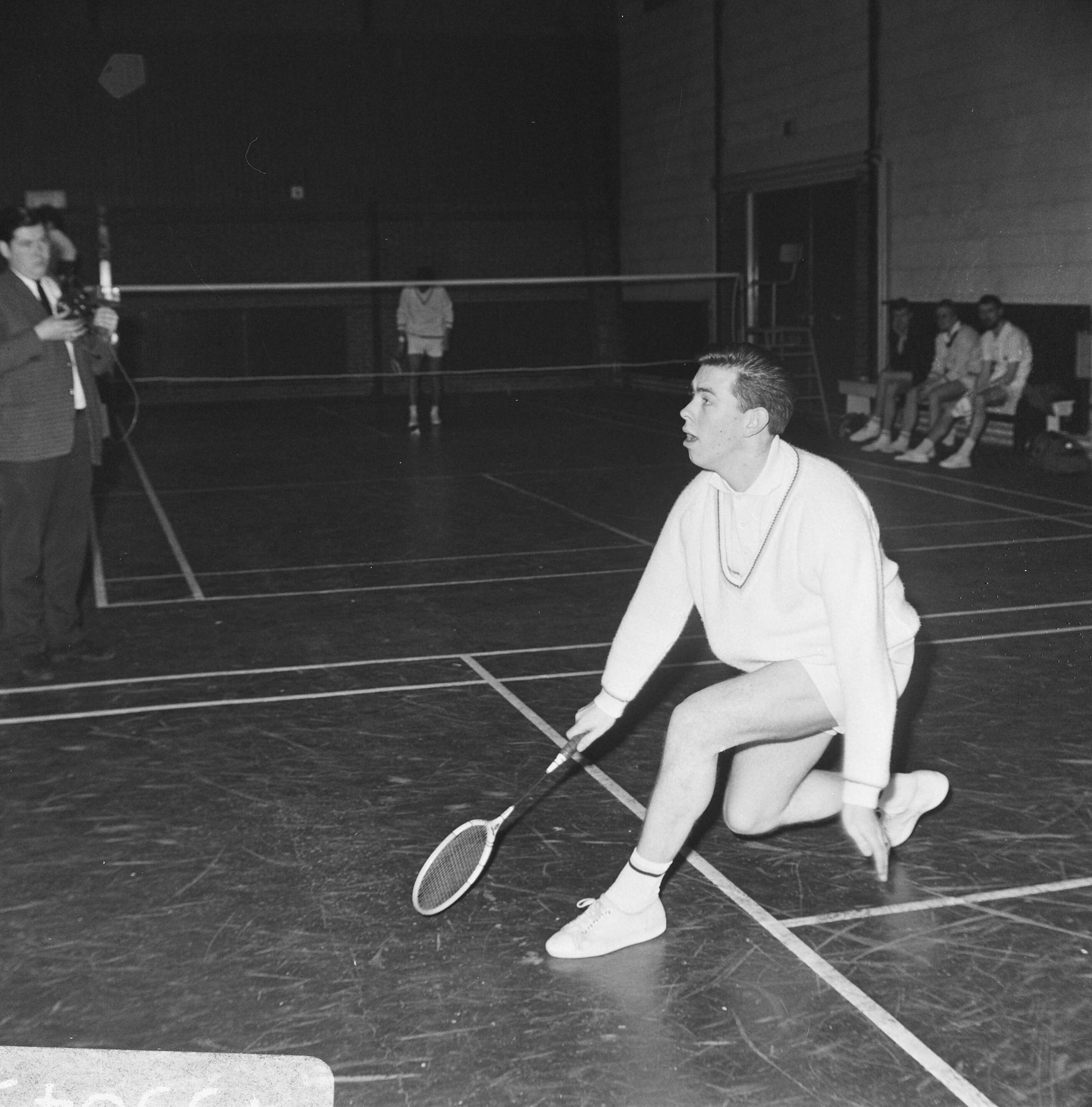 Fotocollectie Anefo — Badmintontoernooi te Haarlem, Huub van Ginneken in aktie — Foto: Koch, Eric / Anefo. Licentie: Set B: Rechtenvrij / Publiek Domein. Bron: Nationaal Archief. http://hdl.handle.net/10648/ab0c5df6-d0b4-102d-bcf8-003048976d84